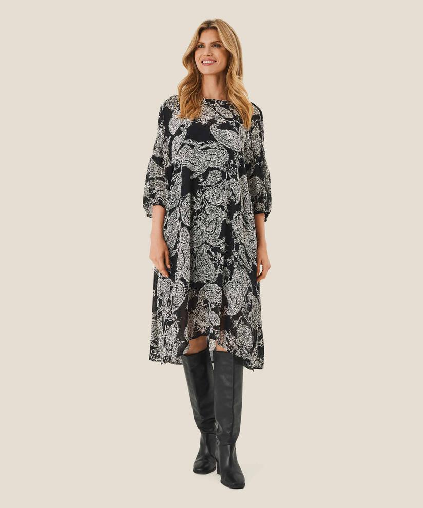 Nilu Kjole, Black