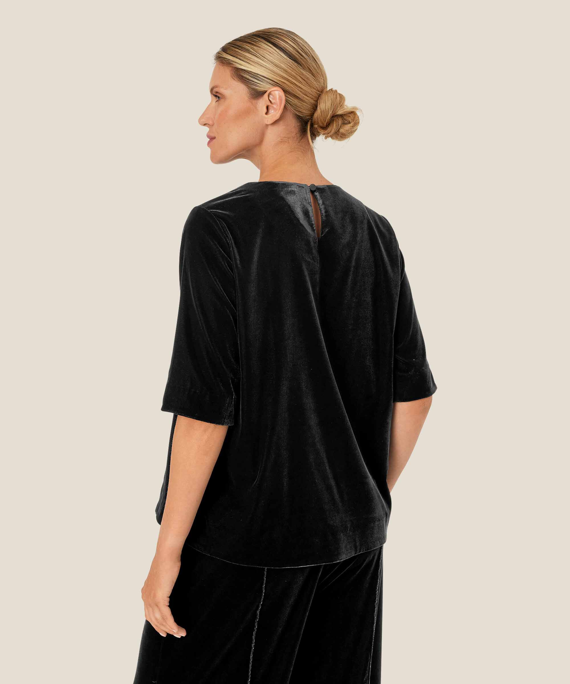 Daila Topp, Black