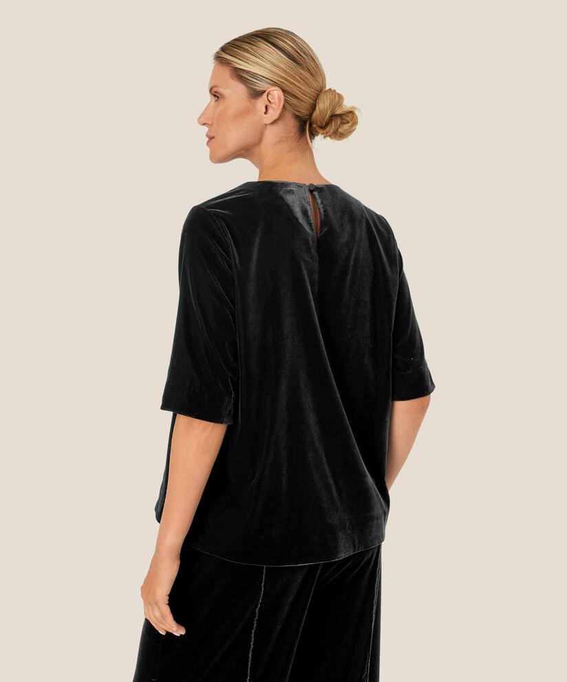 Daila Topp, Black