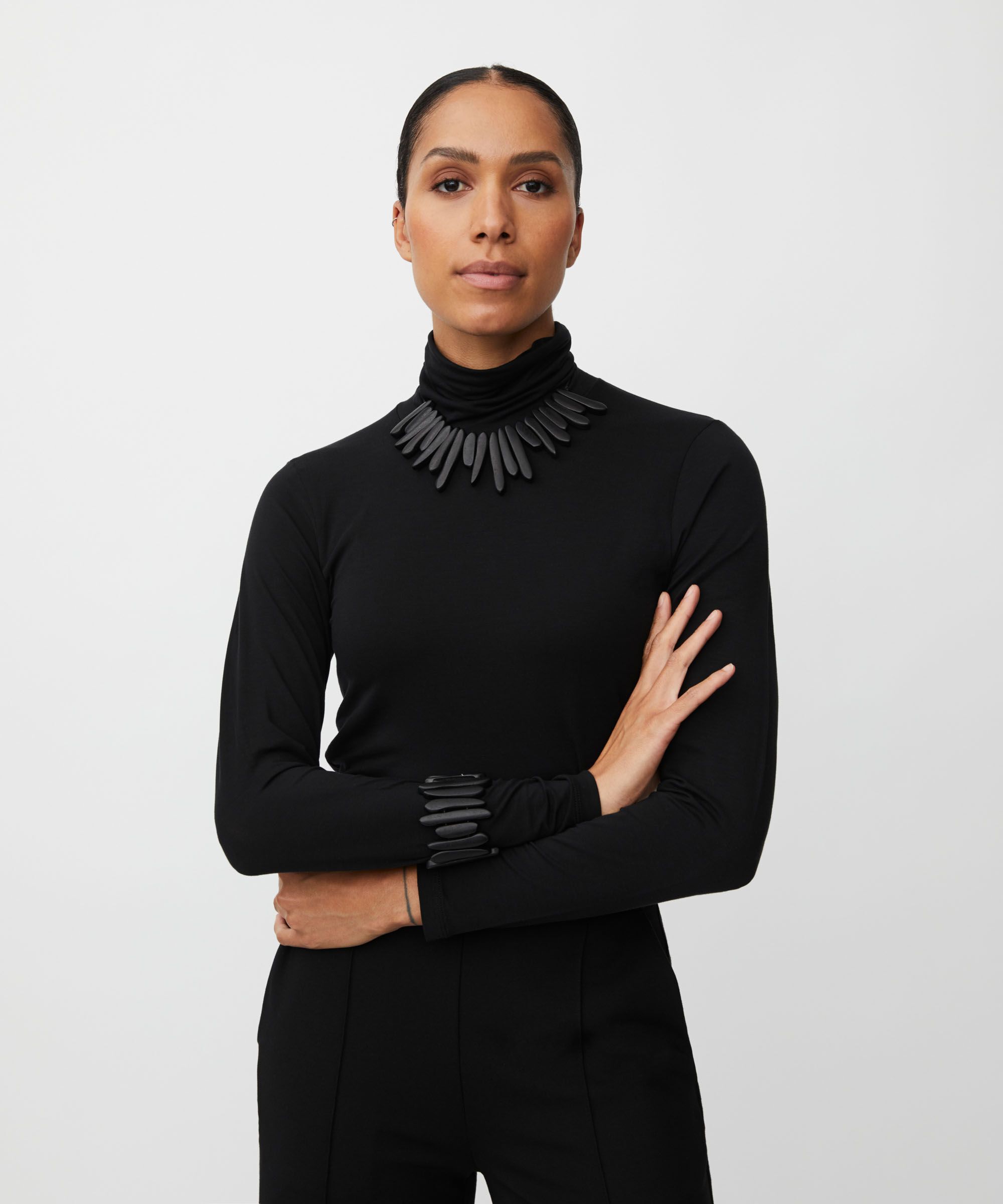 Rykka halskjede, Black