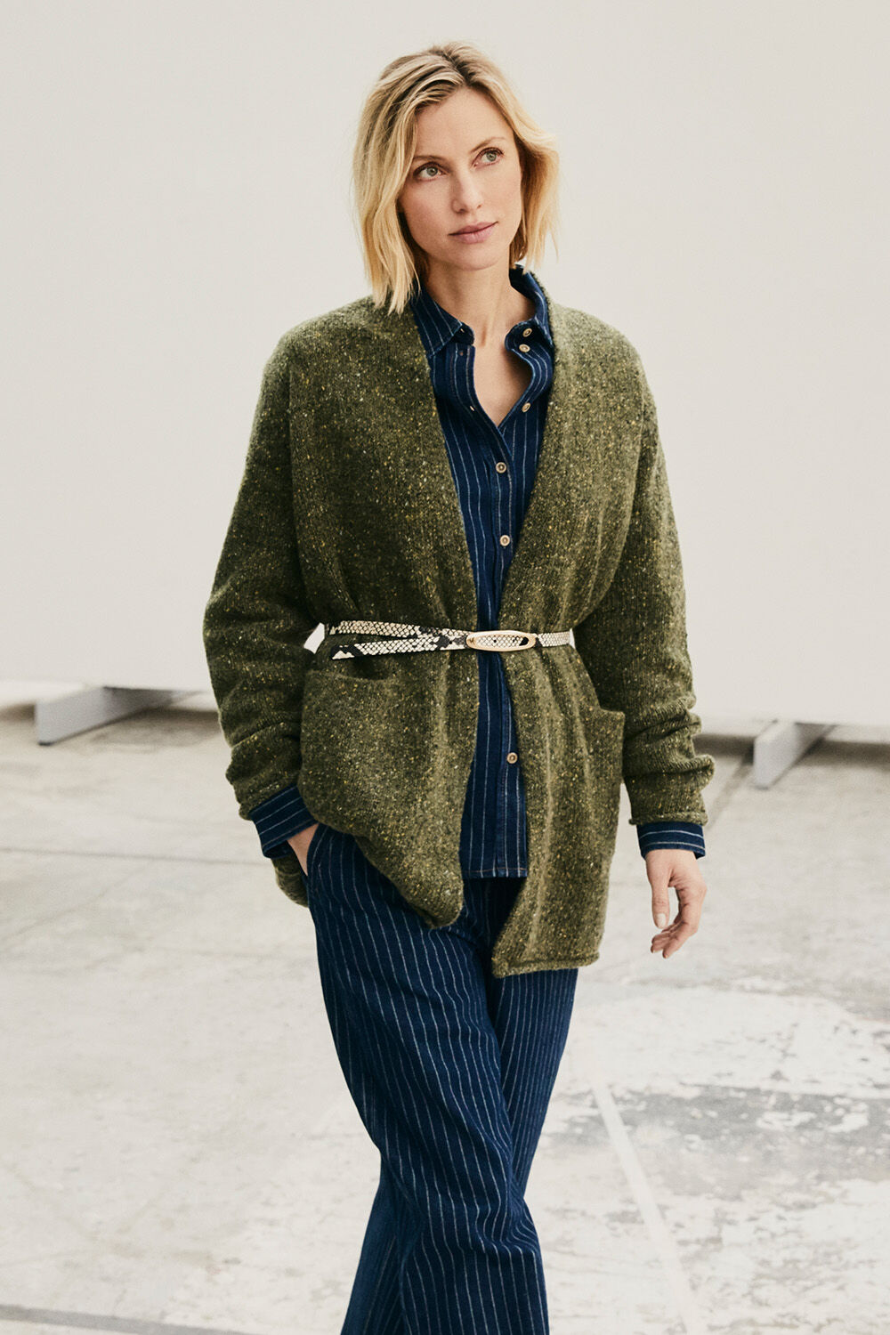 Lonny ull cardigan - Beetle, Inovael Denim skjorte - Dark Denim, Rythia Belte - Fog, Poelisse Denim Bukse - Dark Denim
