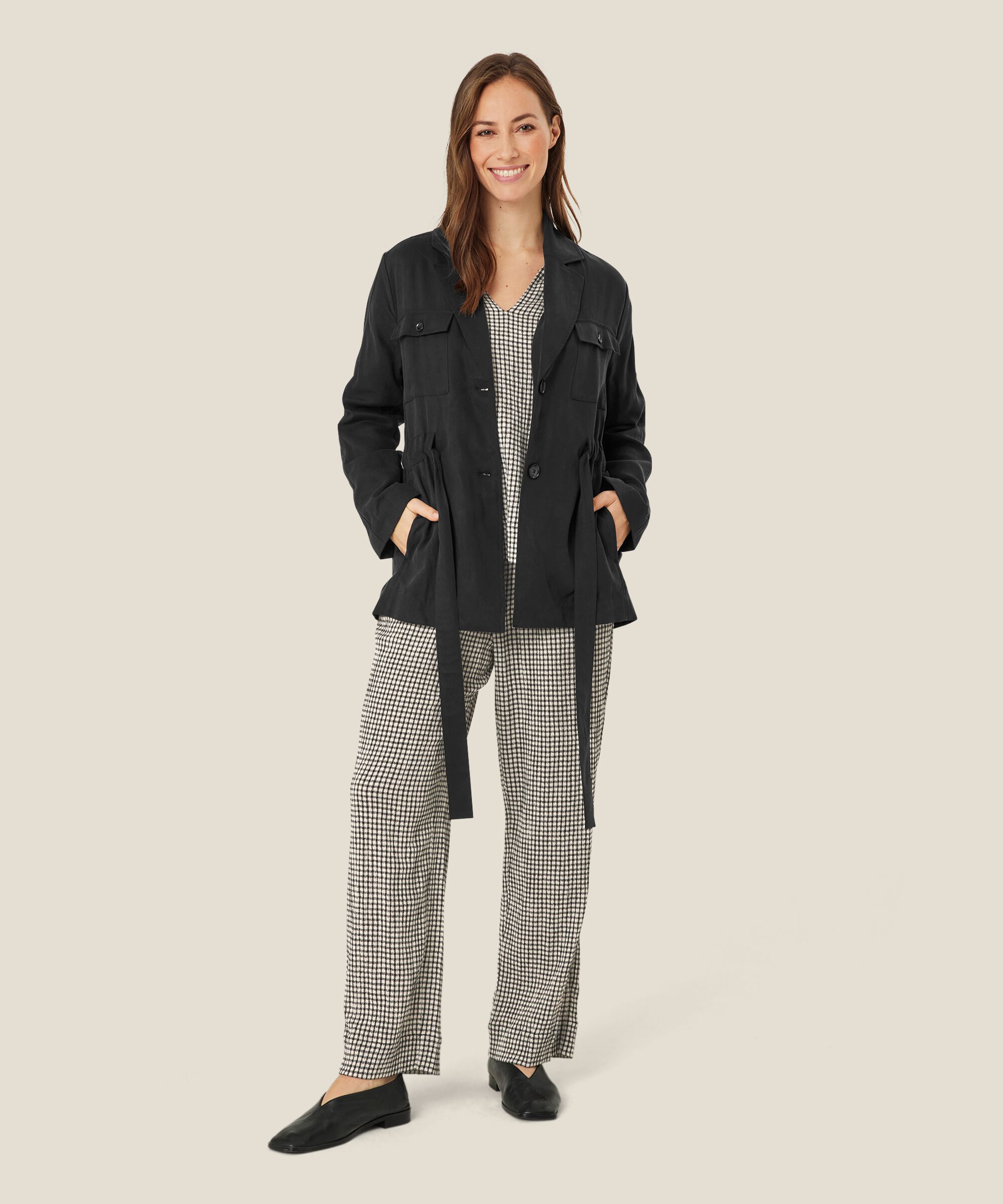 Julietna Jakke, Black