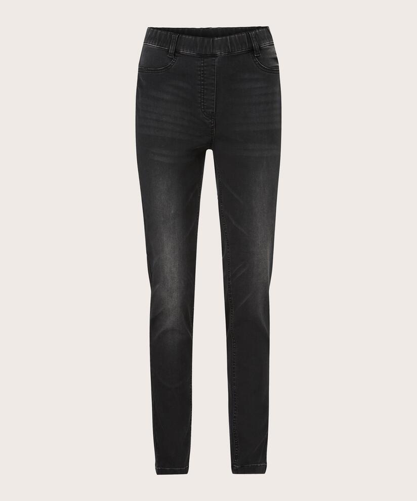 Papia Bukse, Black