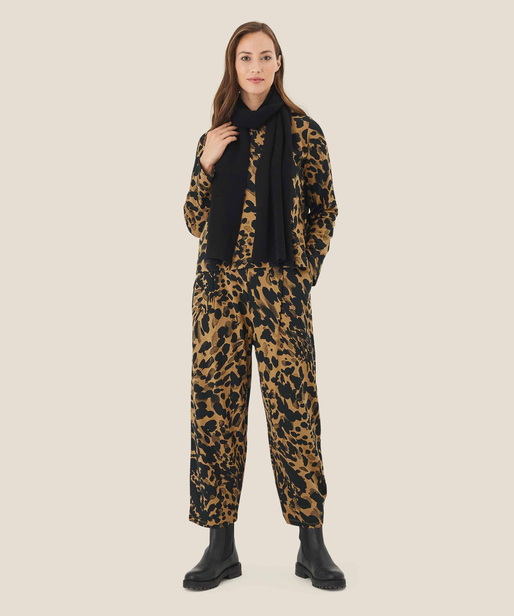 Almala Skjerf, Black