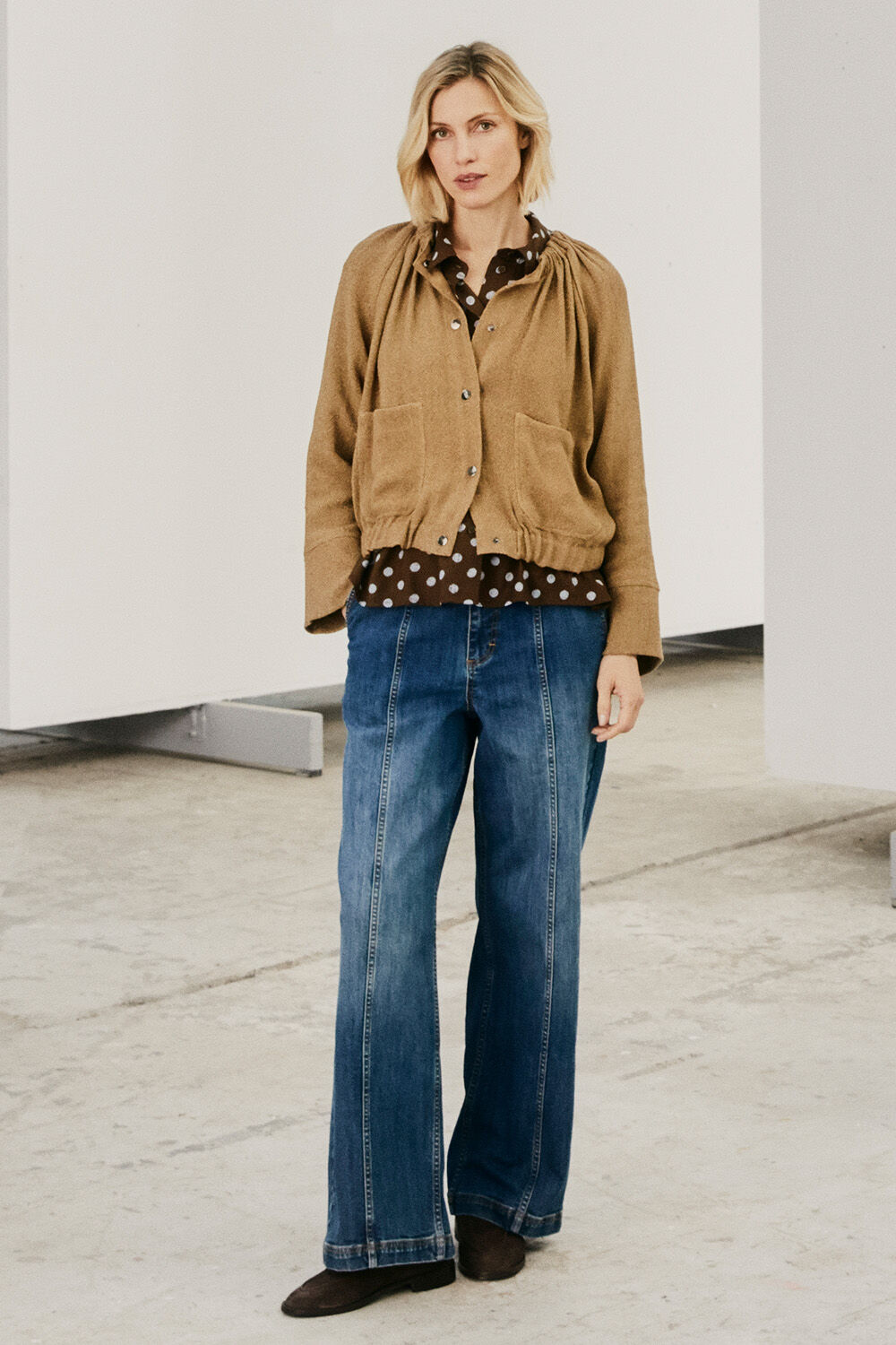 Jisella jakke - Petrified Oak, Ilonka skjorte - Slate Black, Parvelle Denim Bukse - Medium Denim