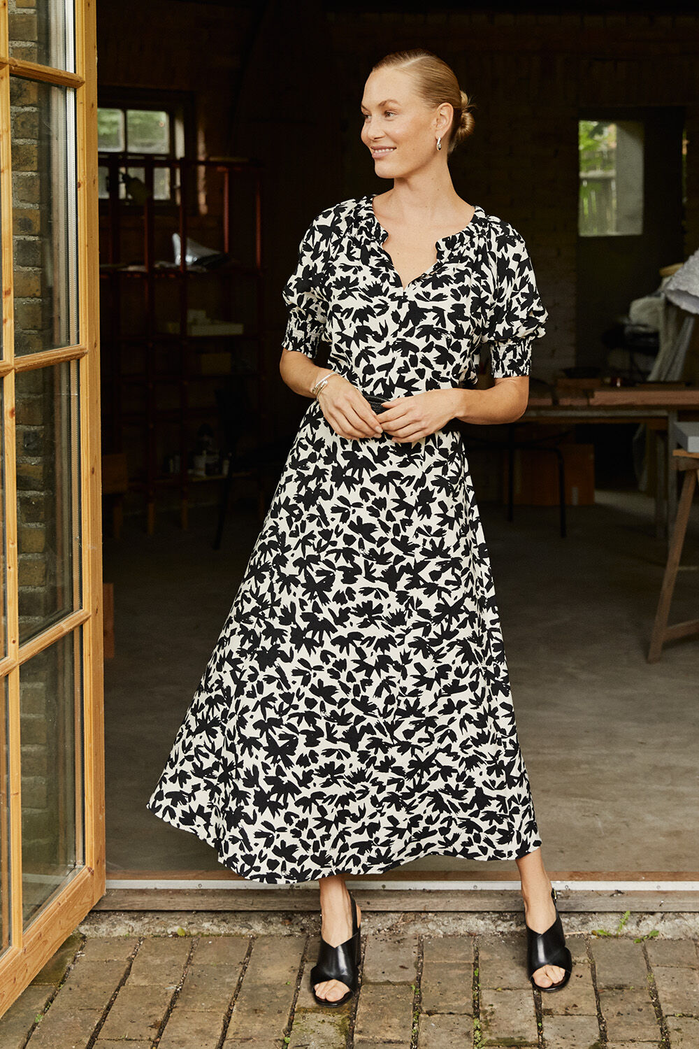 Nivanya Kjole - Black, Rivula Belte - Black, Renitha &Oslash;reringer - Silver, Ryselle Armb&aring;nd - Silver