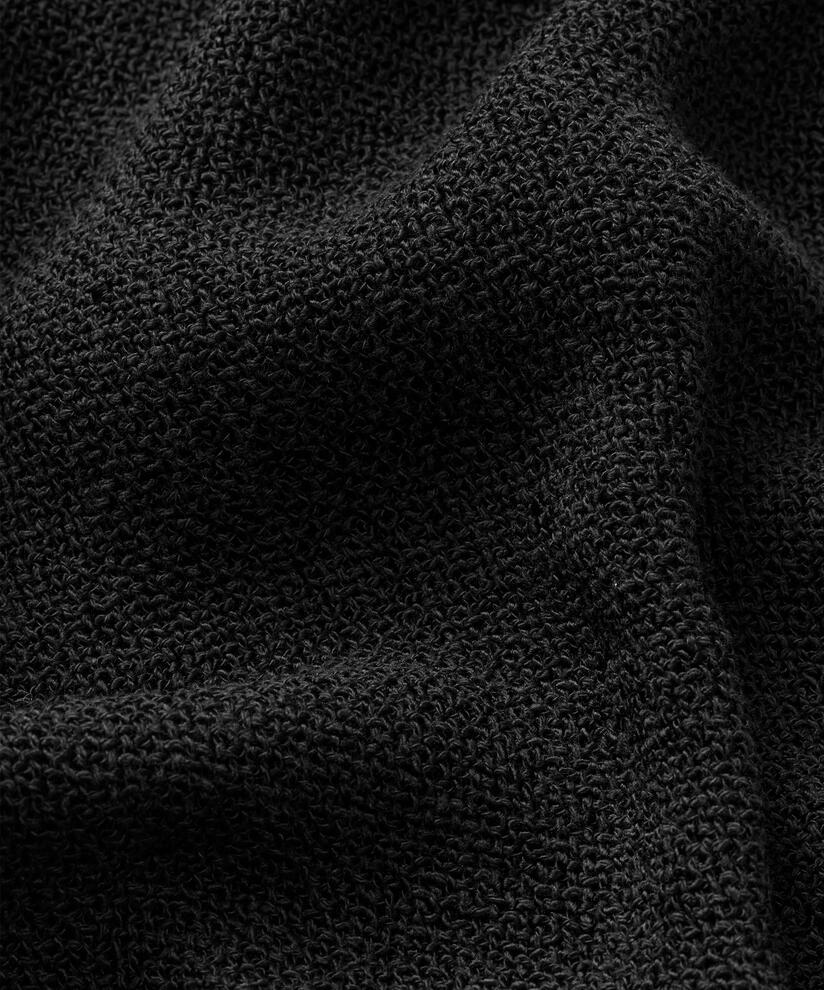 Dovinia Topp, Black