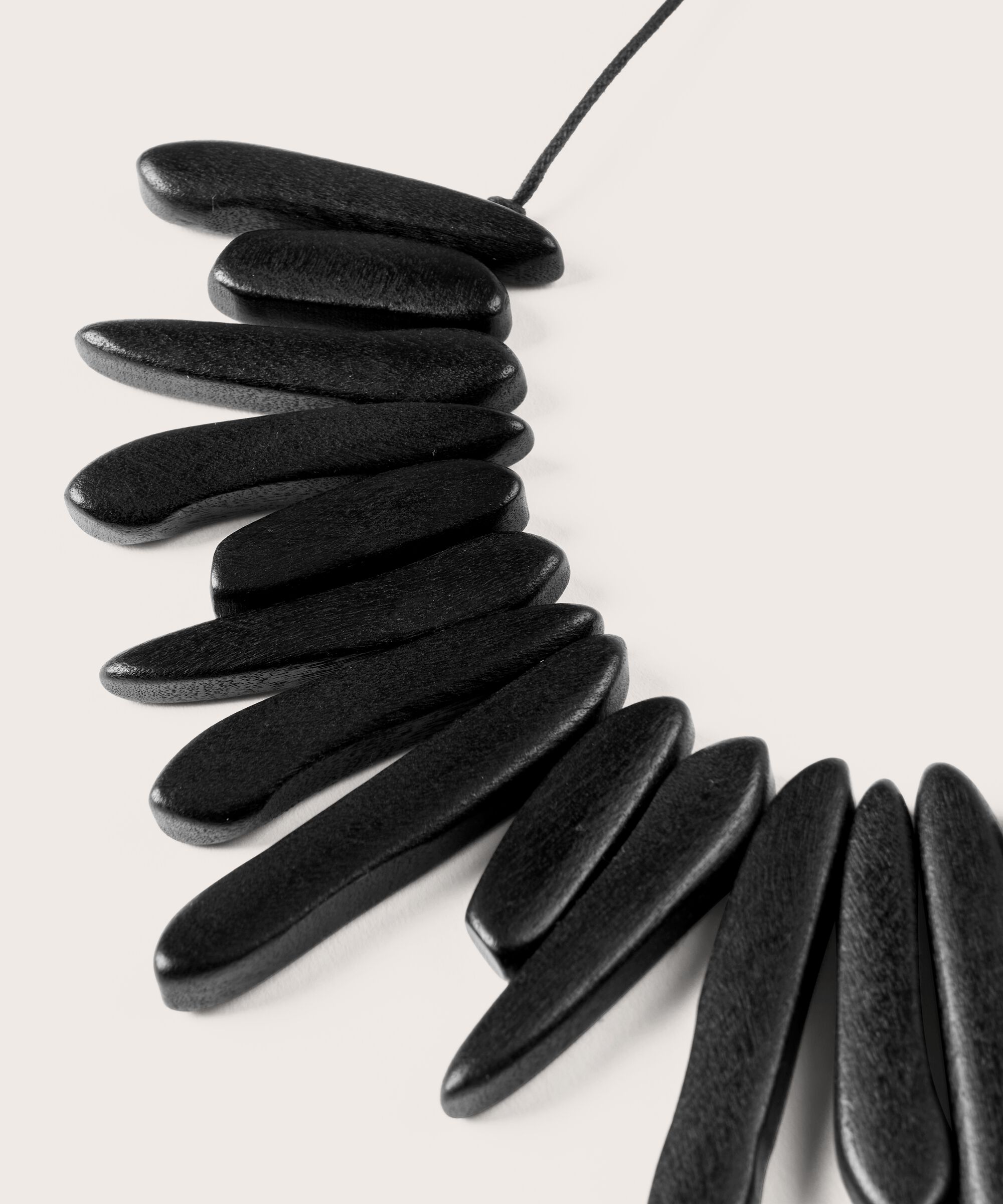 Rykka halskjede, Black