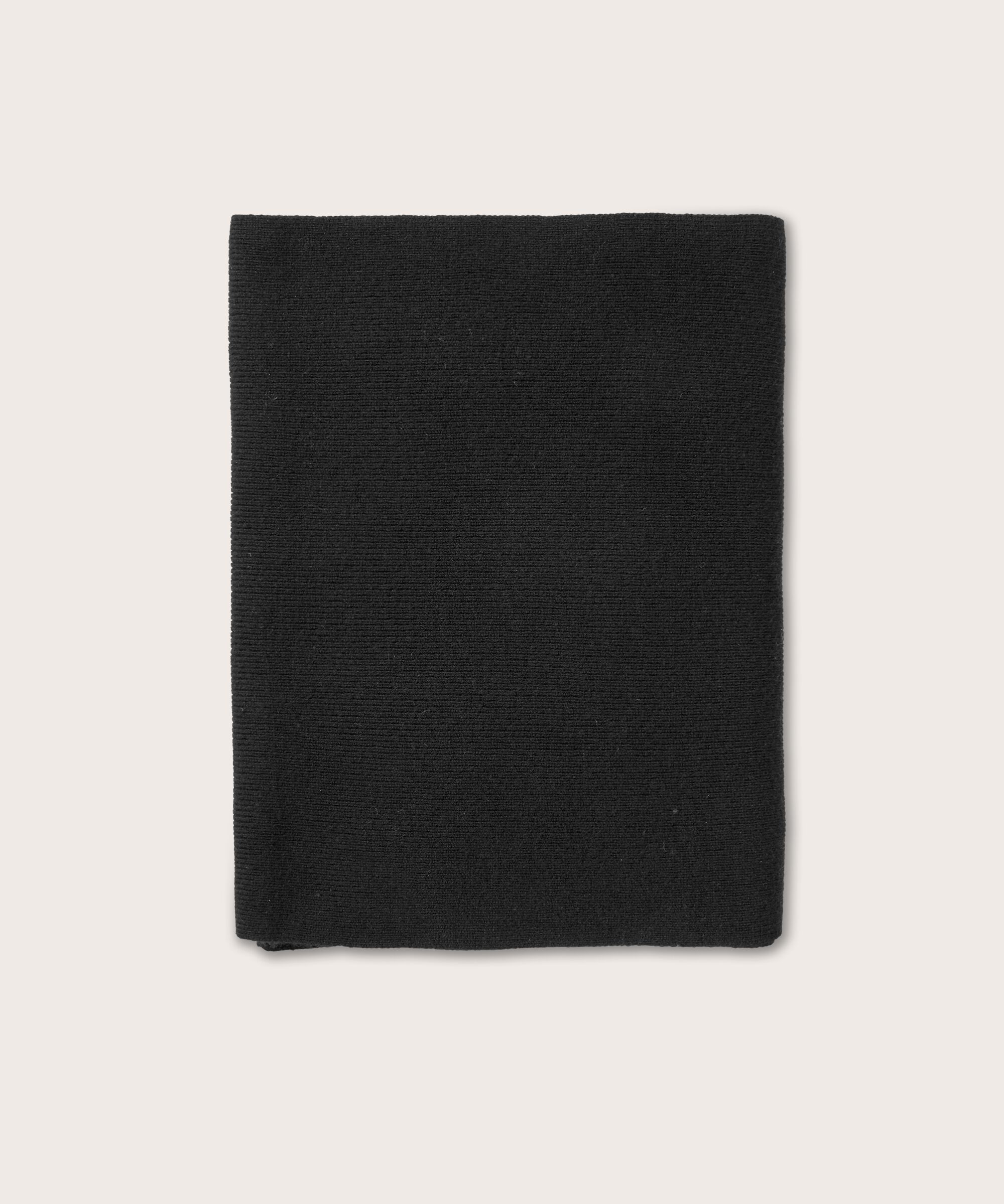 Almala Skjerf, Black