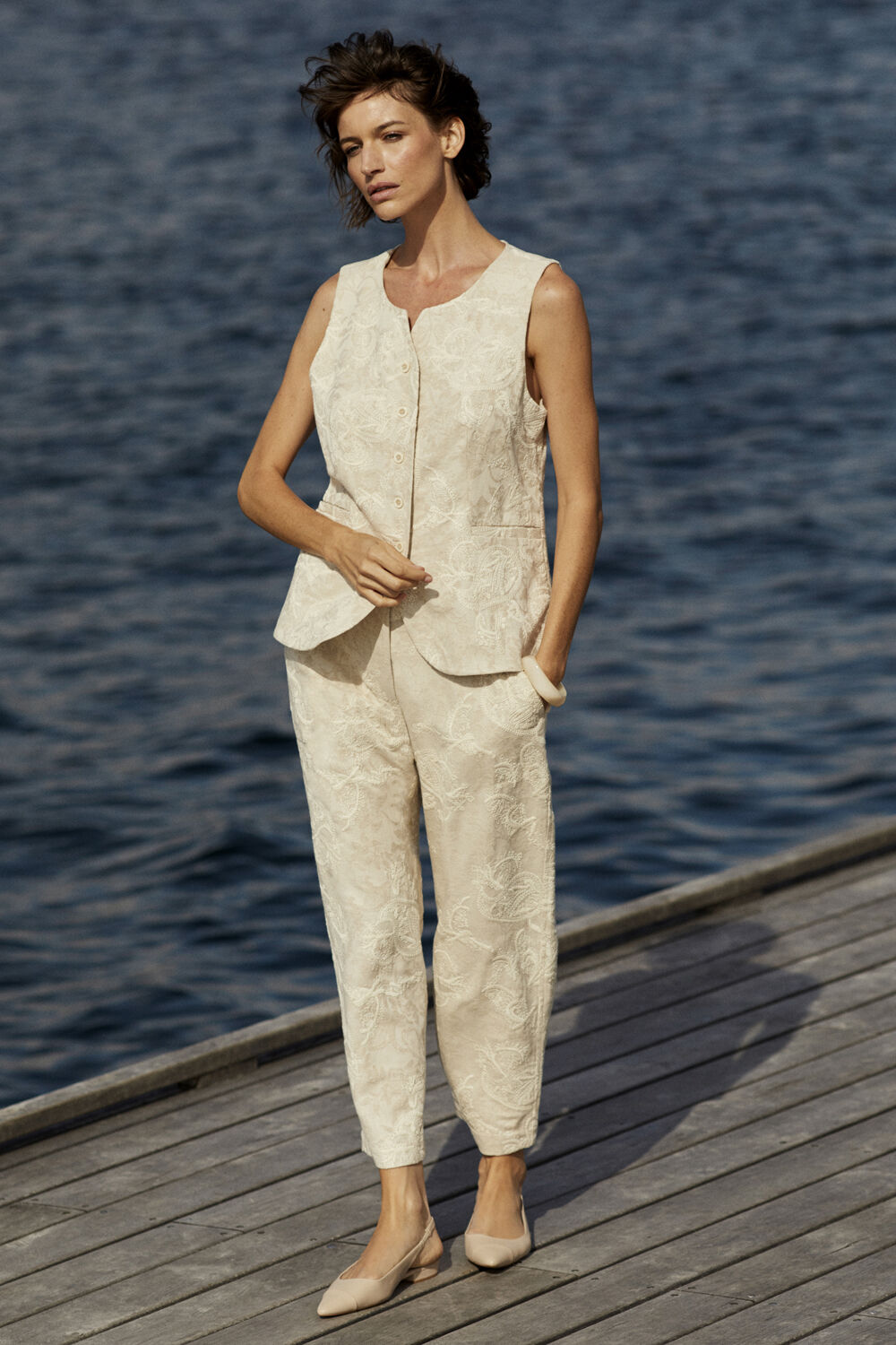 Jorvienne Vest - Natural, Paelith Bukser - Natural, Raveira Armb&aring;nd - Fog