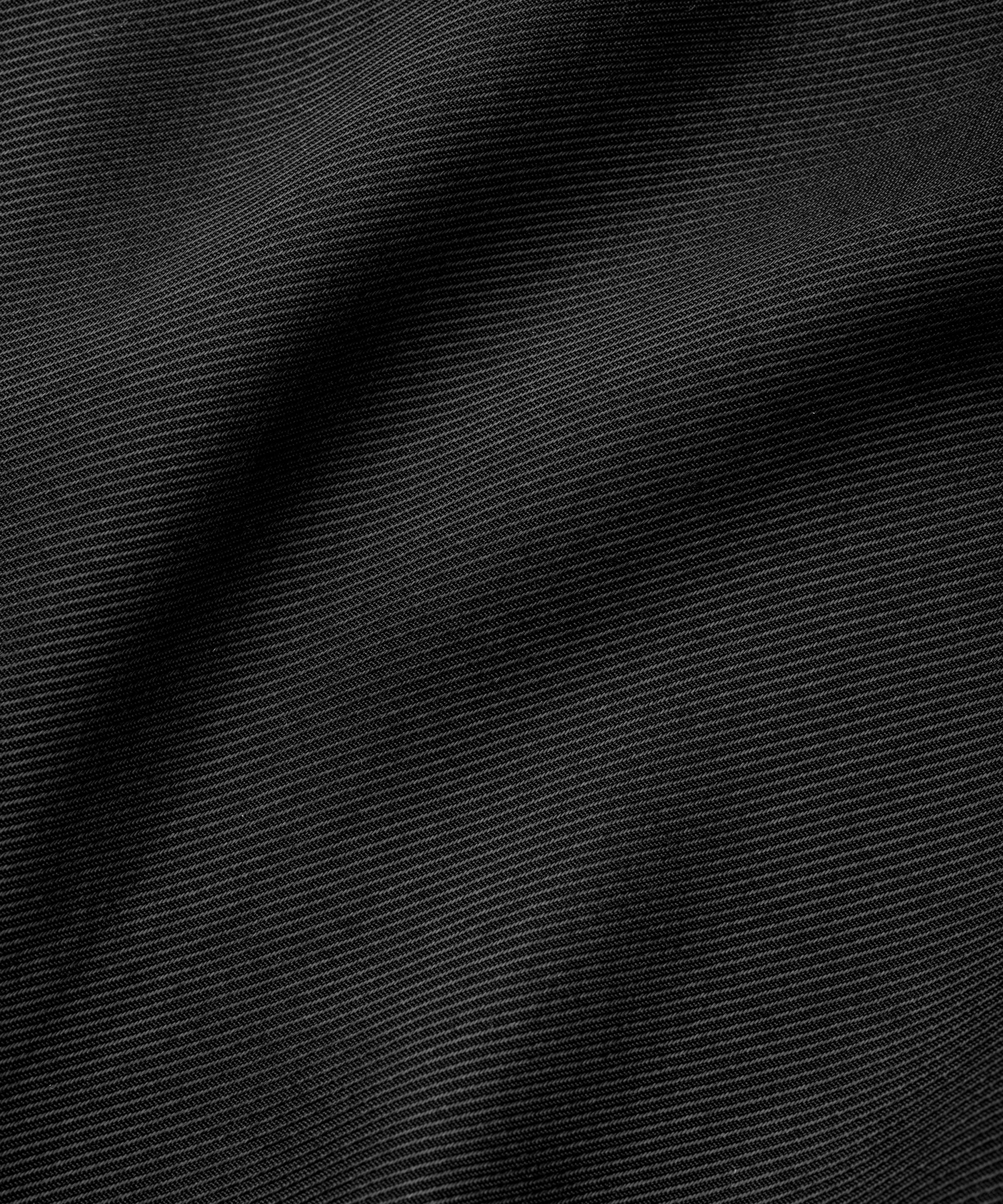 Perinus Bukser, Black