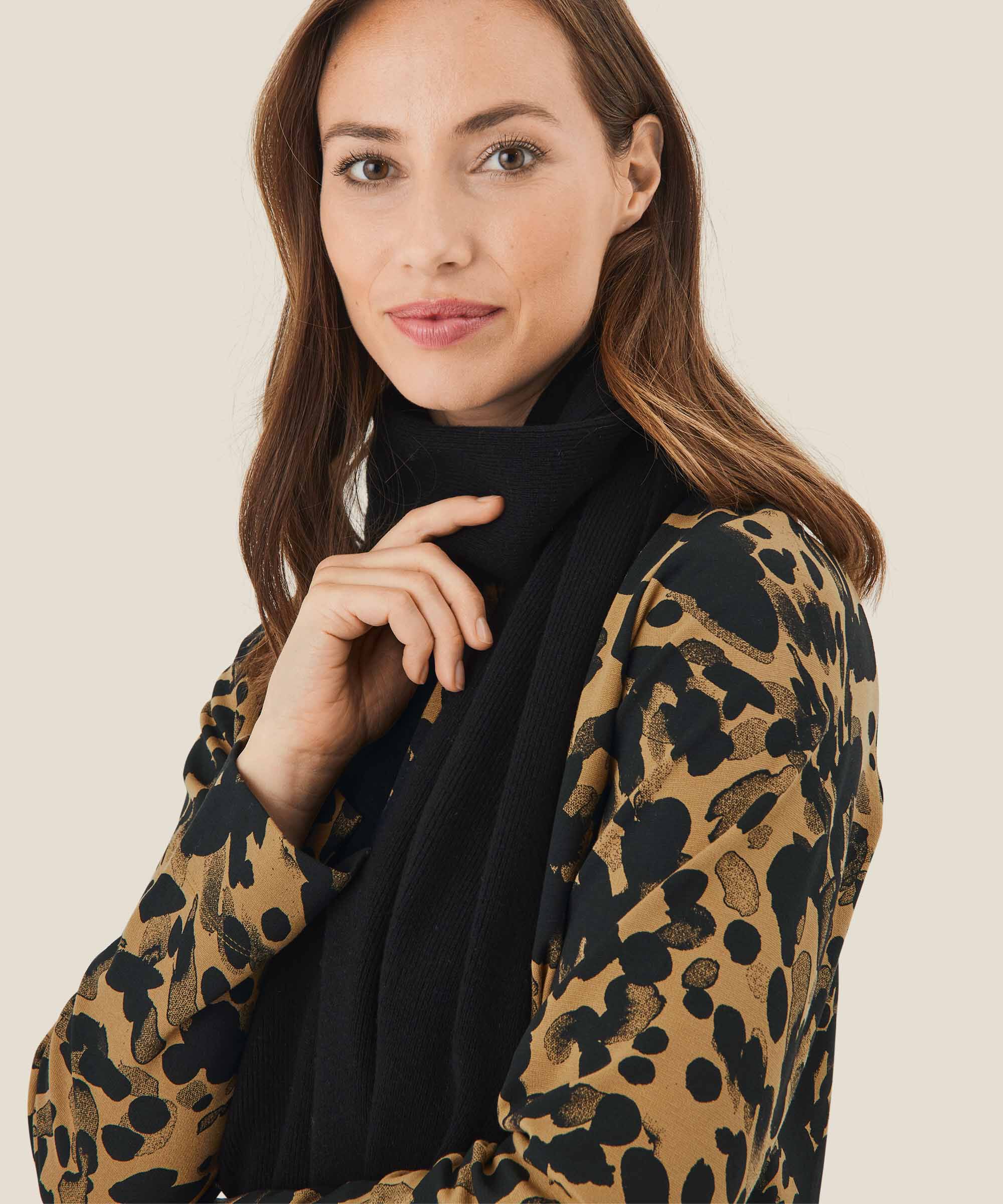Almala Skjerf, Black