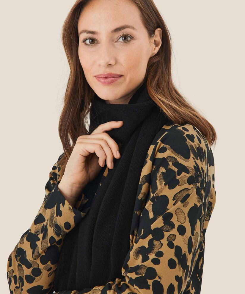 Almala Skjerf, Black