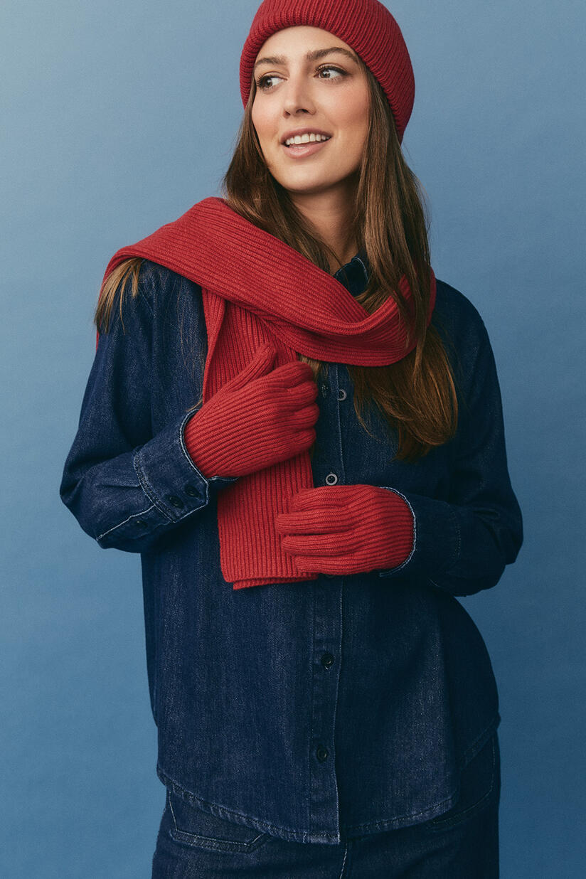 Strikkesett med lue, hansker og skjerf - Scarlet Sage, Ishana Denim Skjorte - Dark Denim, Partenope Denim Bukser - Dark Denim