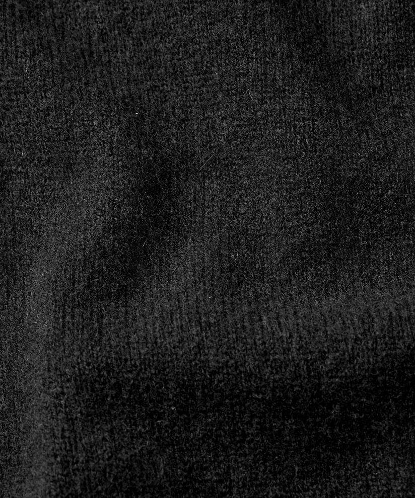 Floraia Ullgenser, Black
