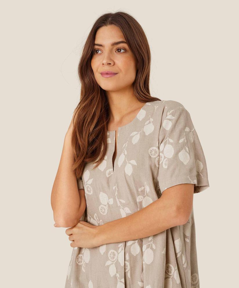 Nipani Kjole, Natural