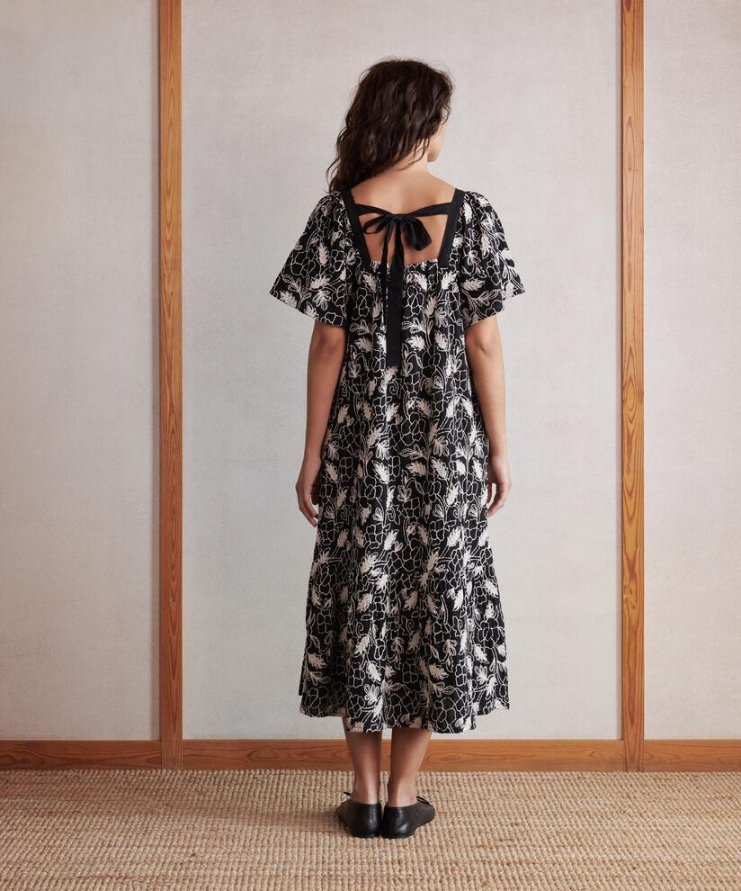 Neia Kjole, Black