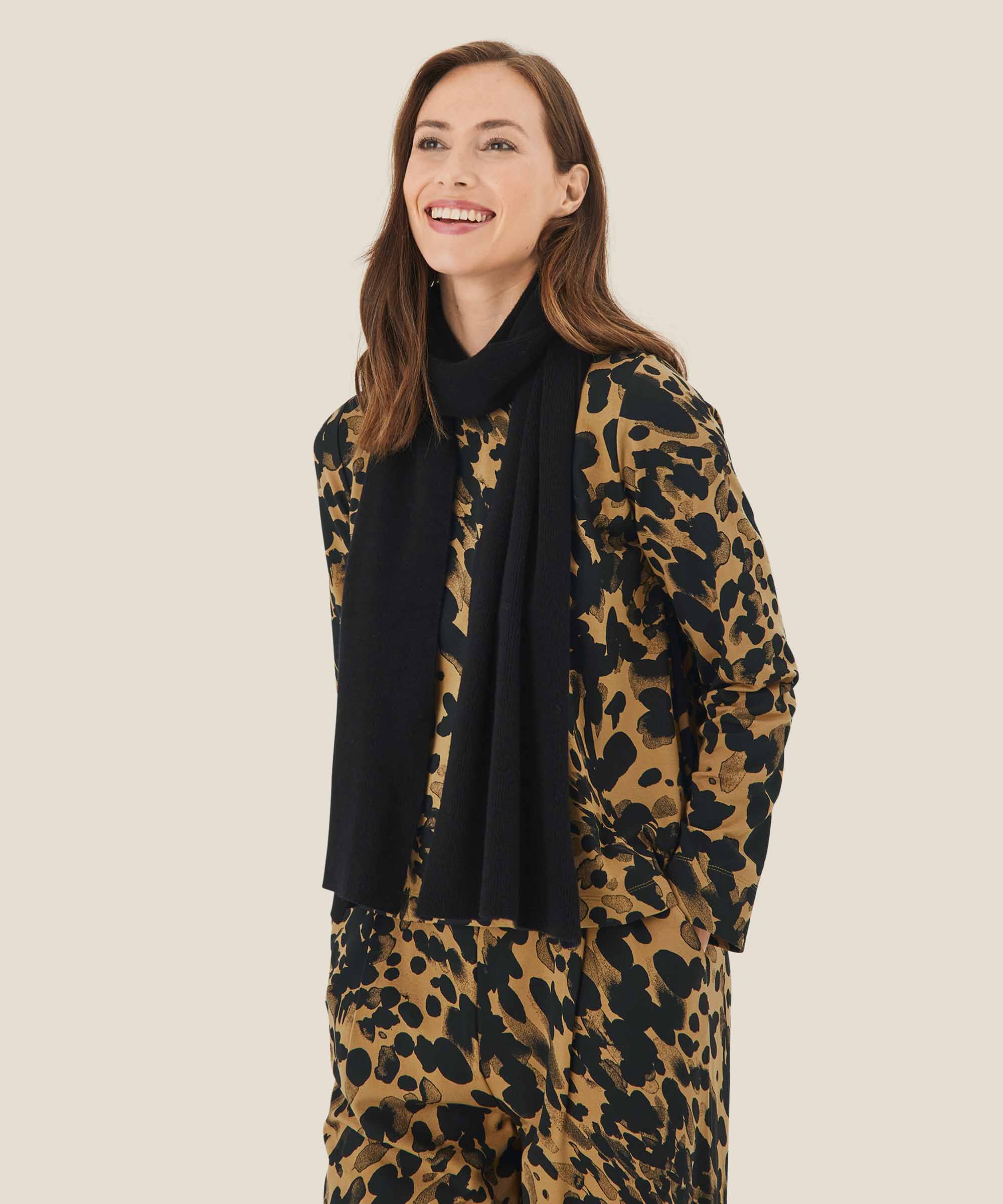 Almala Skjerf, Black