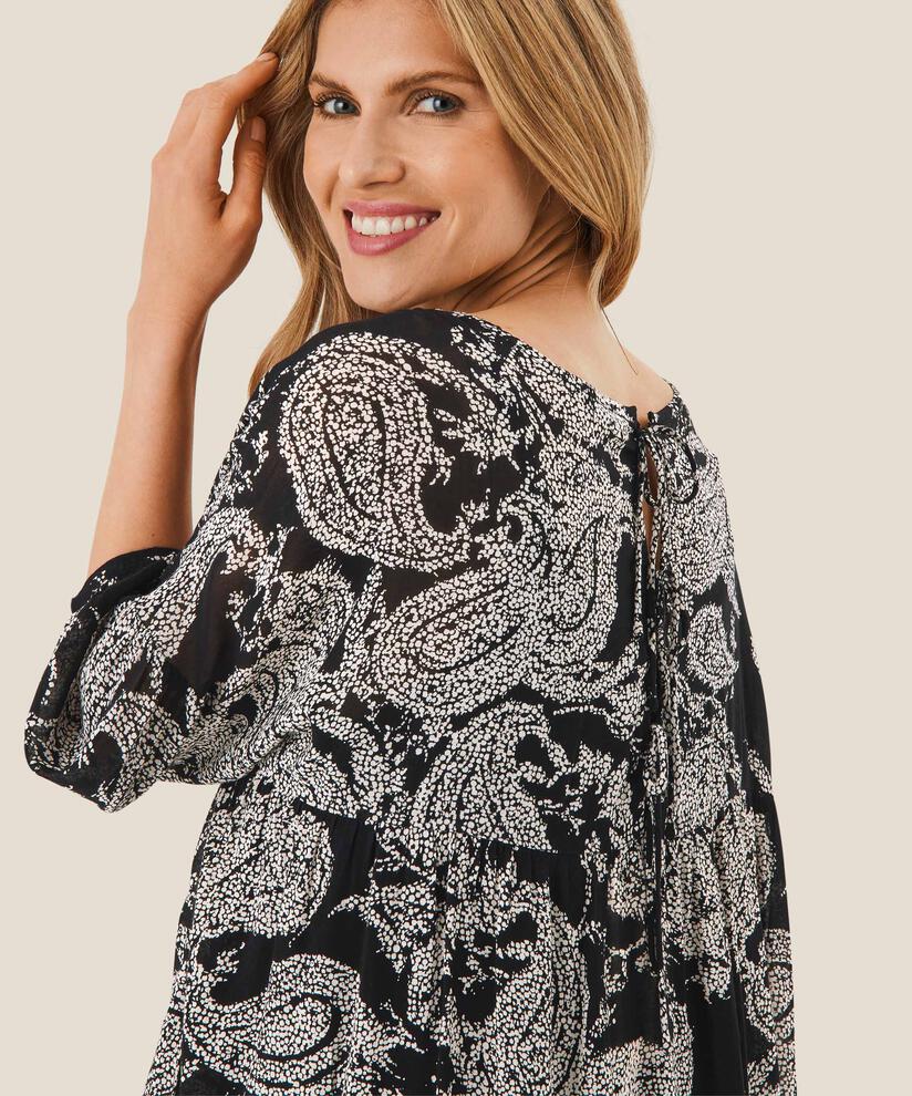 Nilu Kjole, Black