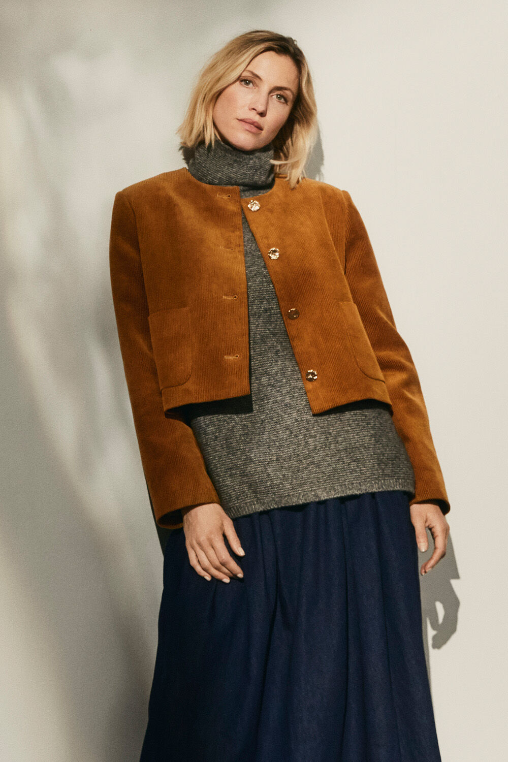 Janyra jakke - Medal Bronze, Faylin ull strikkegenser - M. Grey mel., Svanna denim skj&oslash;rt - Raw Denim