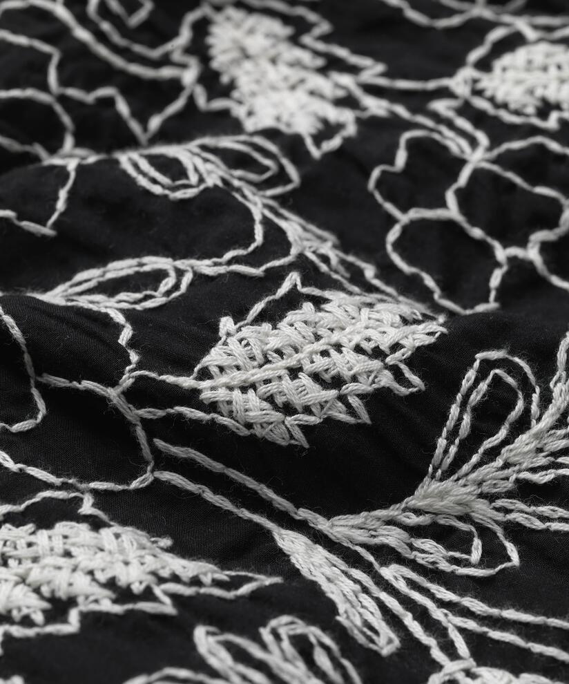 Neia Kjole, Black