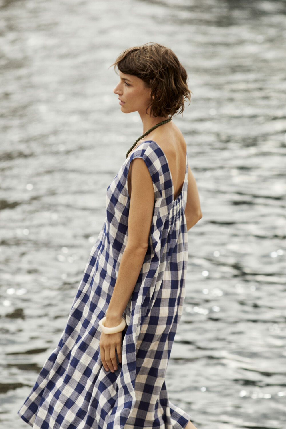 Ordella Kjole - Medieval Blue, Riborg Halskjede - Olivine, Raveira Armb&aring;nd - Fog