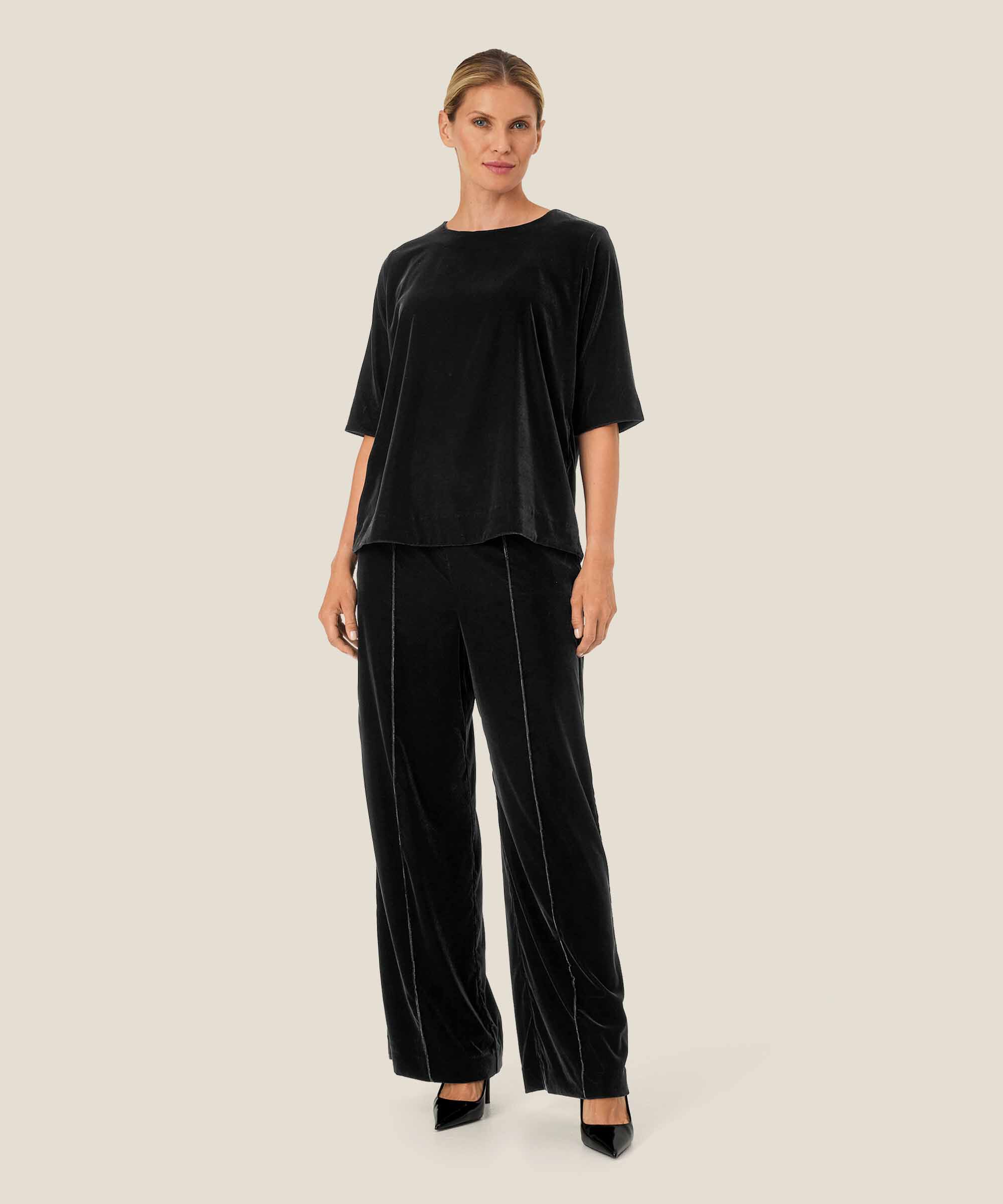 Daila Topp, Black