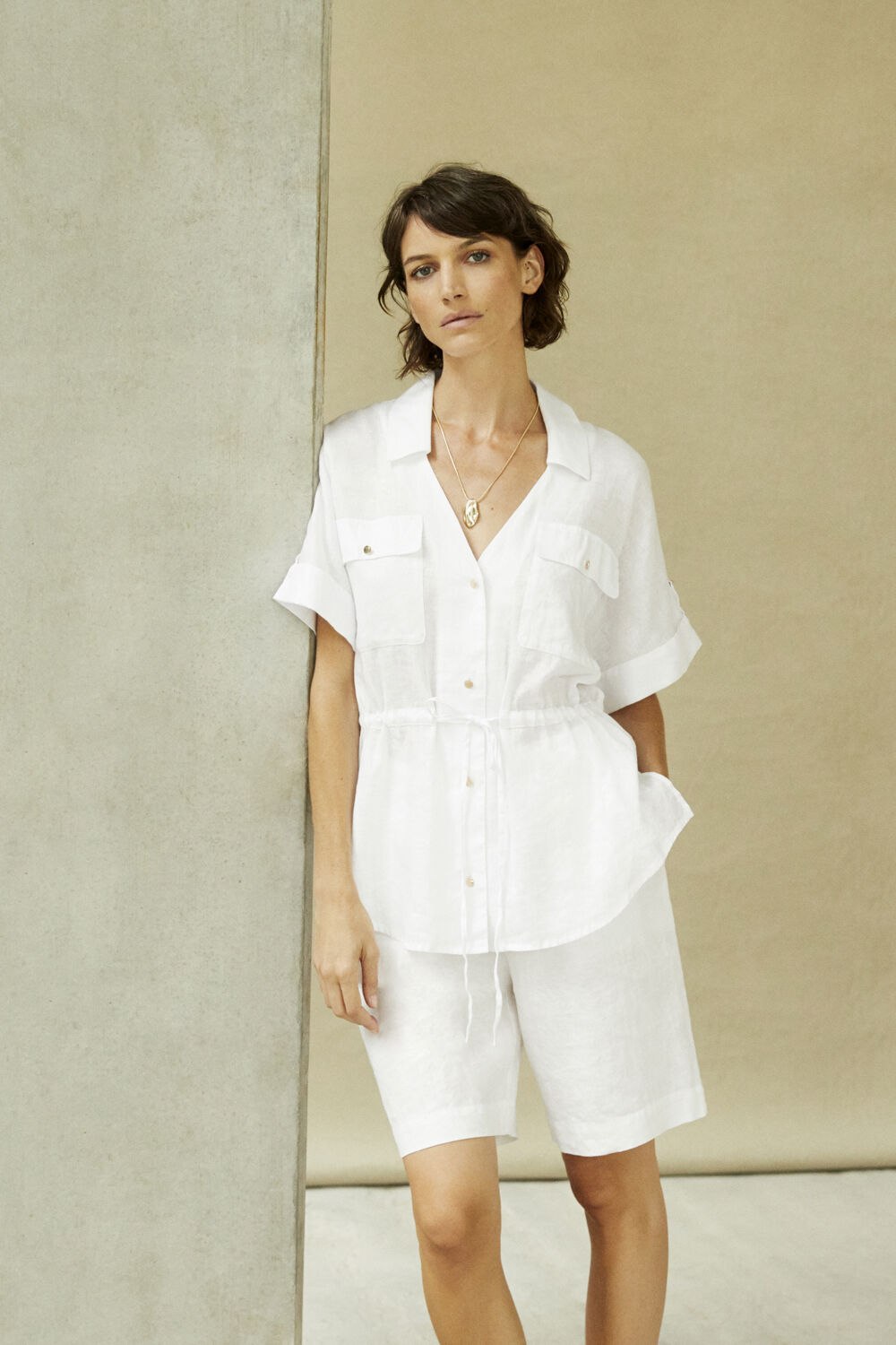 Relyn Halskjede - Gold, Idrienne Skjorte - White, Pinja Shorts - White