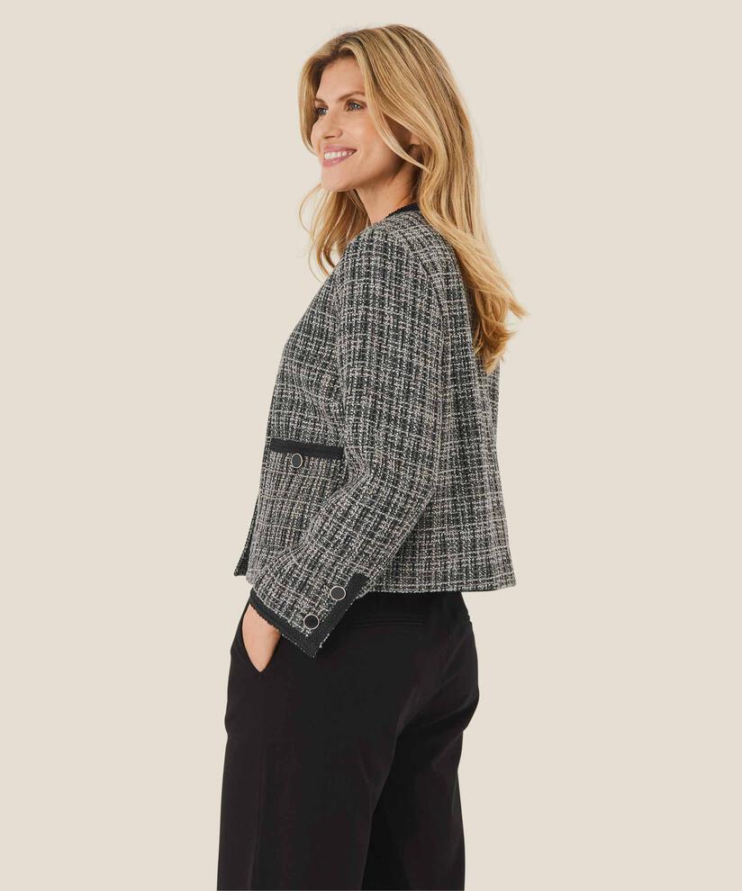 Jasmilo Jakke, Black