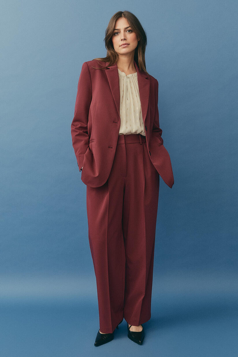 Jax Blazer - Tawny Port, Dornessa Topp - Oxford Tan, Pryscian Bukser - Tawny Port