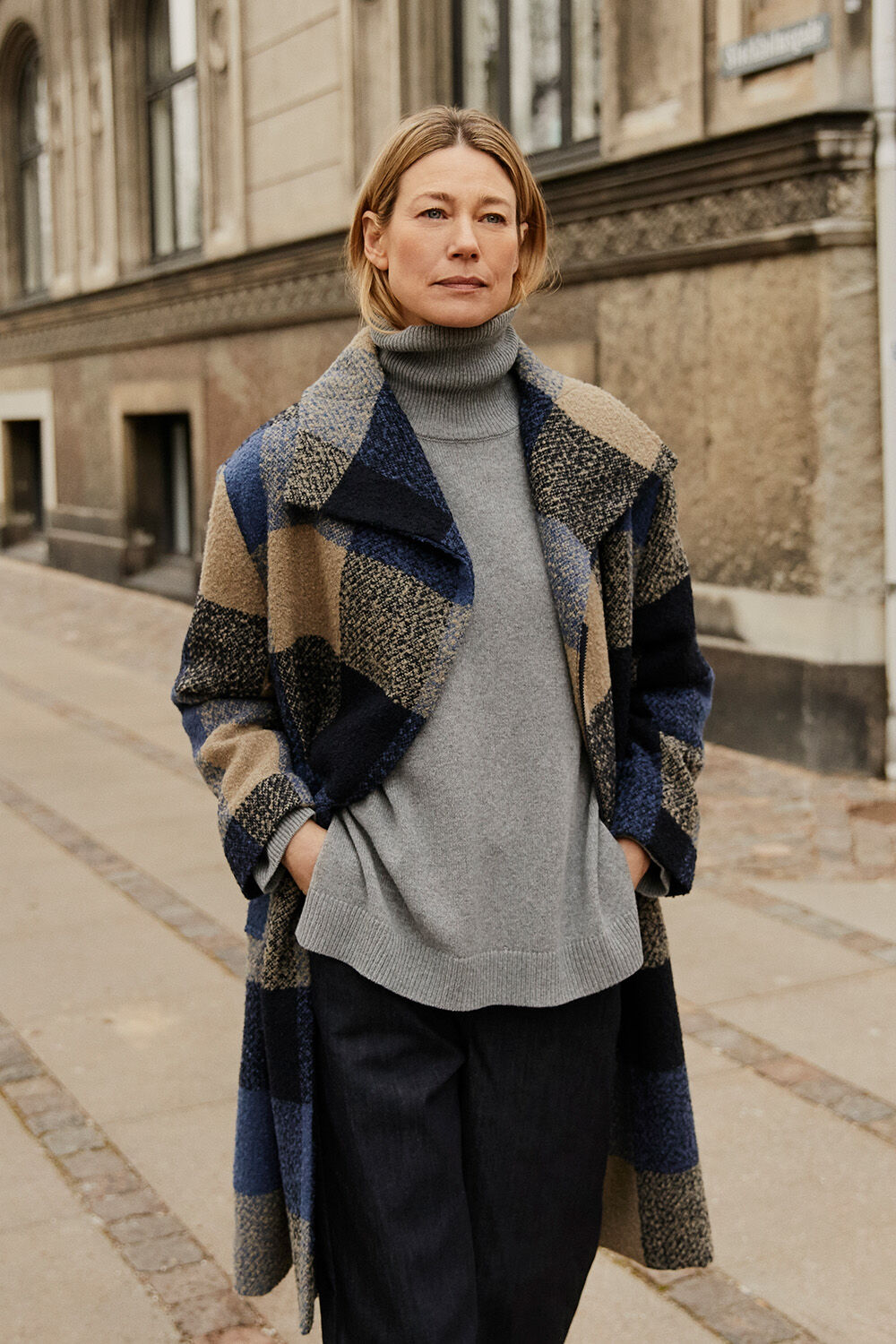 Tasoula K&aring;pe - Navy Blazer, Faricka Strikkegenser - M. Grey mel., Passang Denim Bukser - Dark Denim