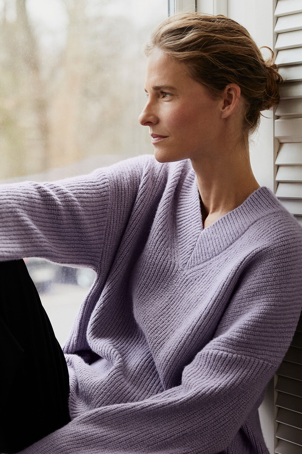 Fayima Strikkegenser - Wisteria, Palvessa Bukser - Dark Denim