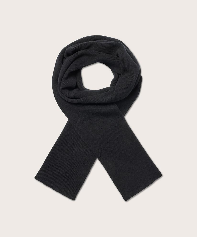 Almala Skjerf, Black
