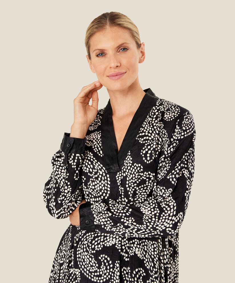 Nazima Kjole, Black