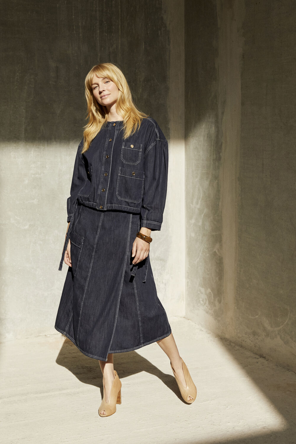 Jynthera Denim Jakke - Dark Denim, Sanchiana Denim Skj&oslash;rt - Dark Denim, Raveira Armb&aring;nd - Sh. Chocolate