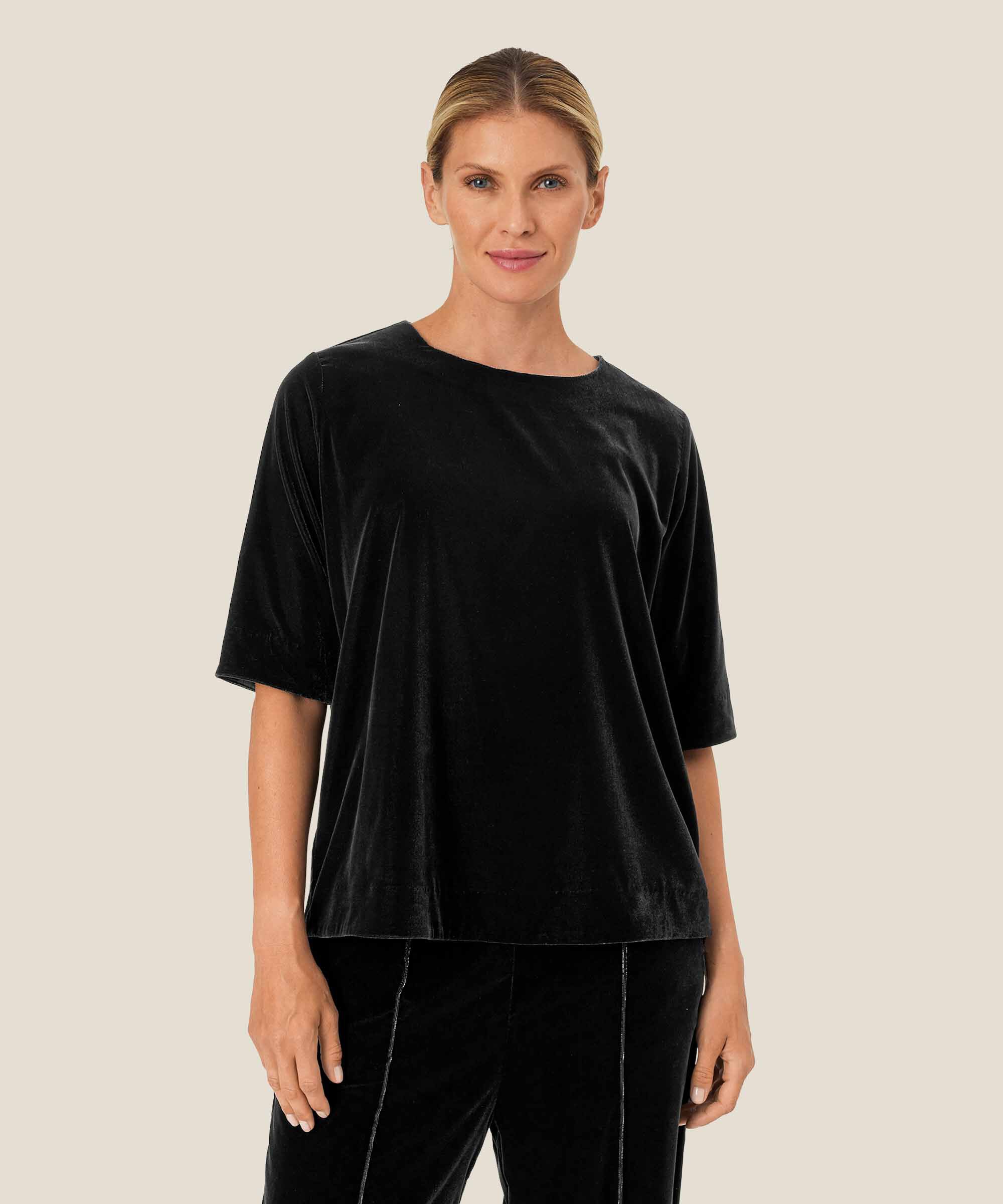 Daila Topp, Black