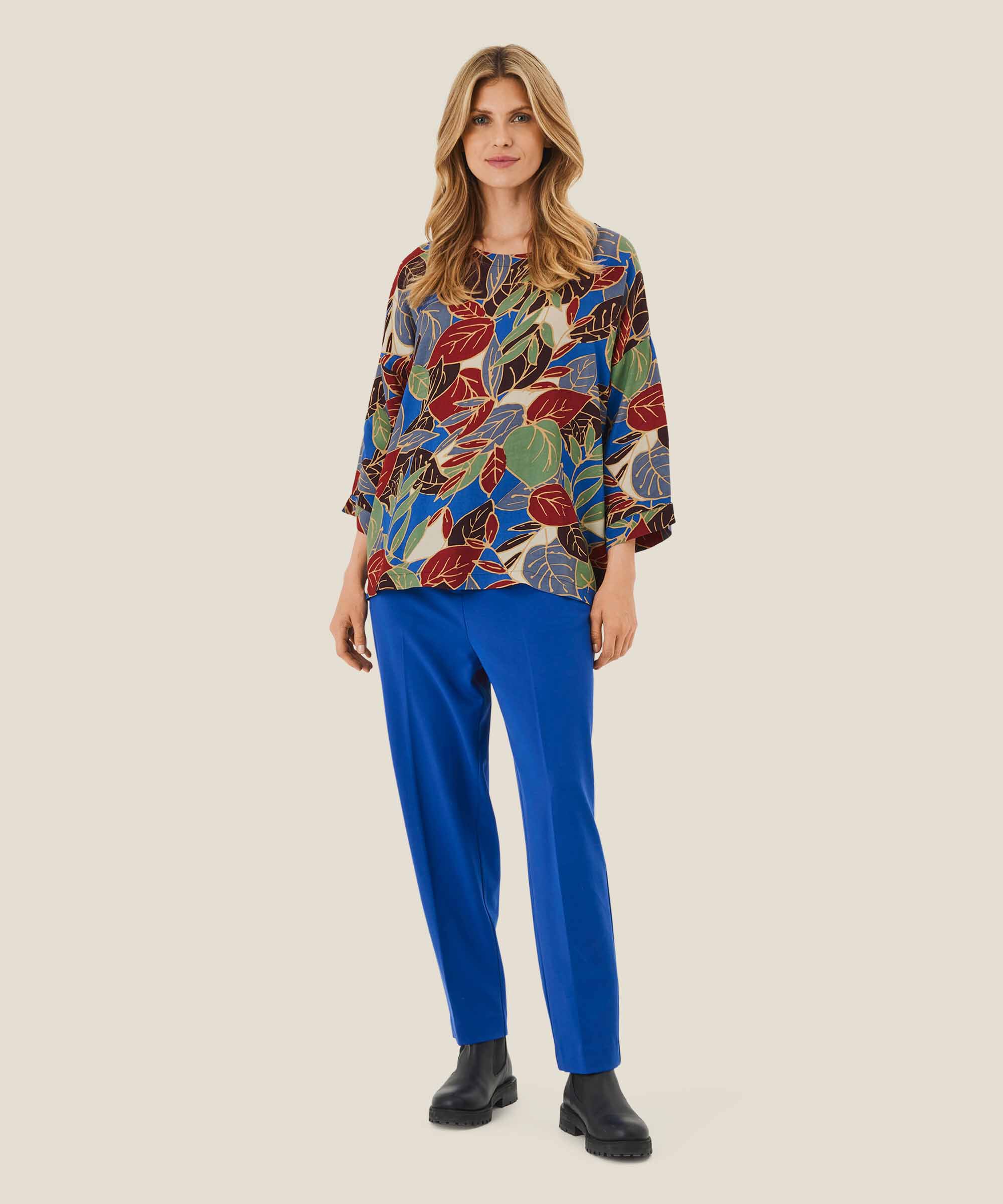 Becca Bluse, Surf the web