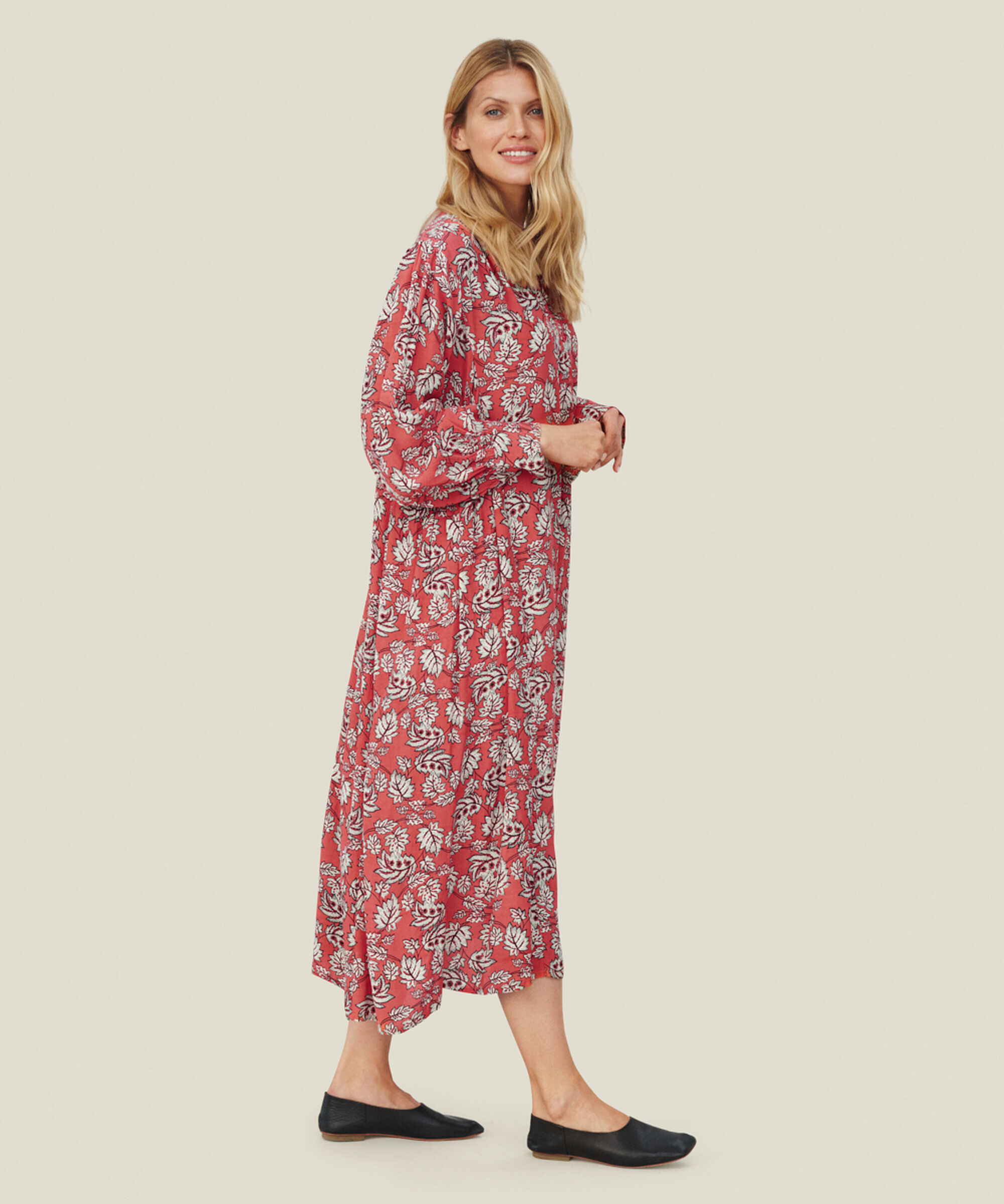 NIA KJOLE, Rose Sharon