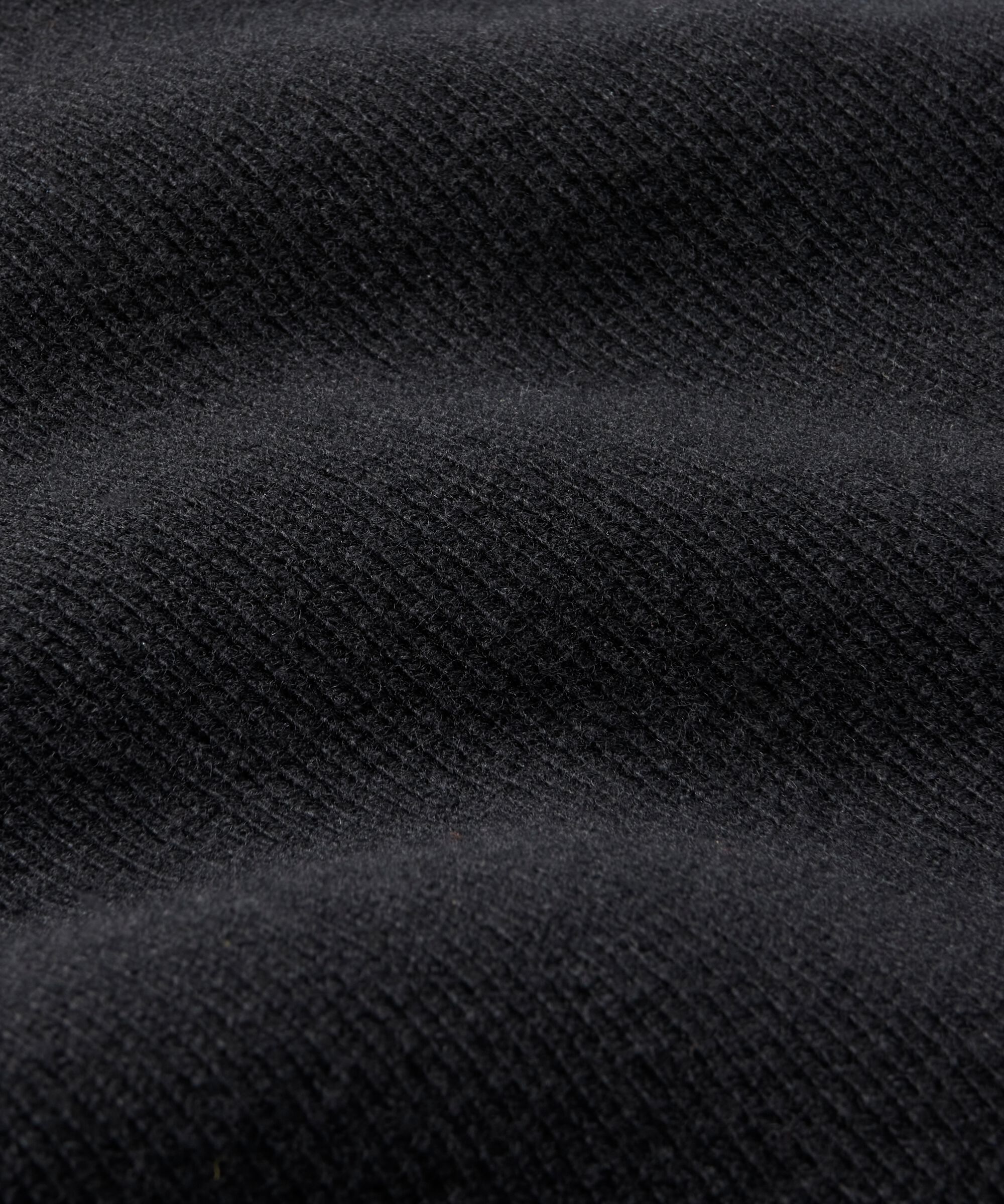 Almala Skjerf, Black