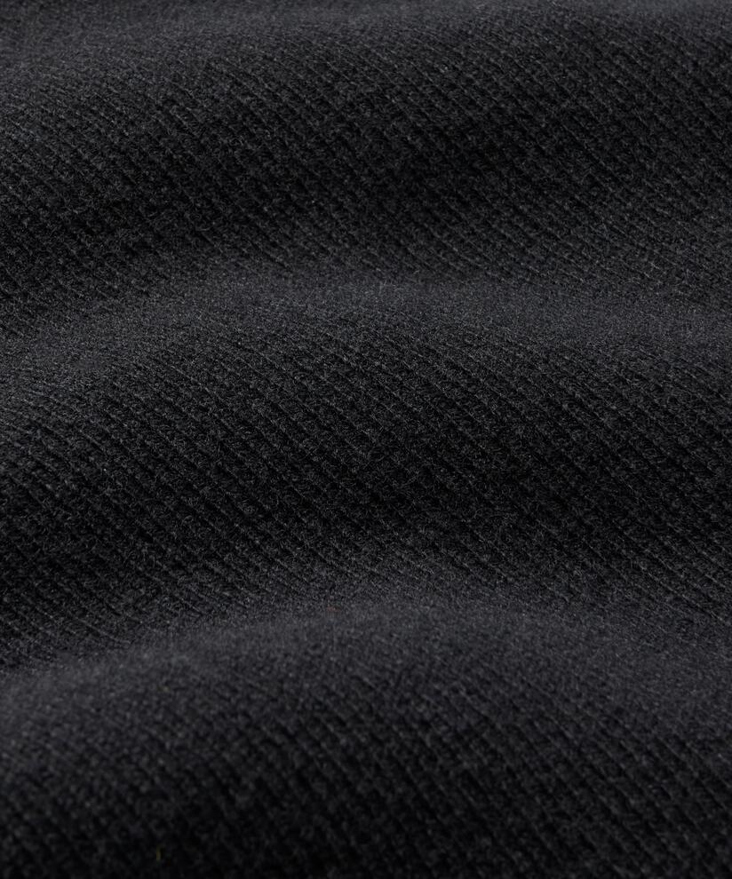 Almala Skjerf, Black