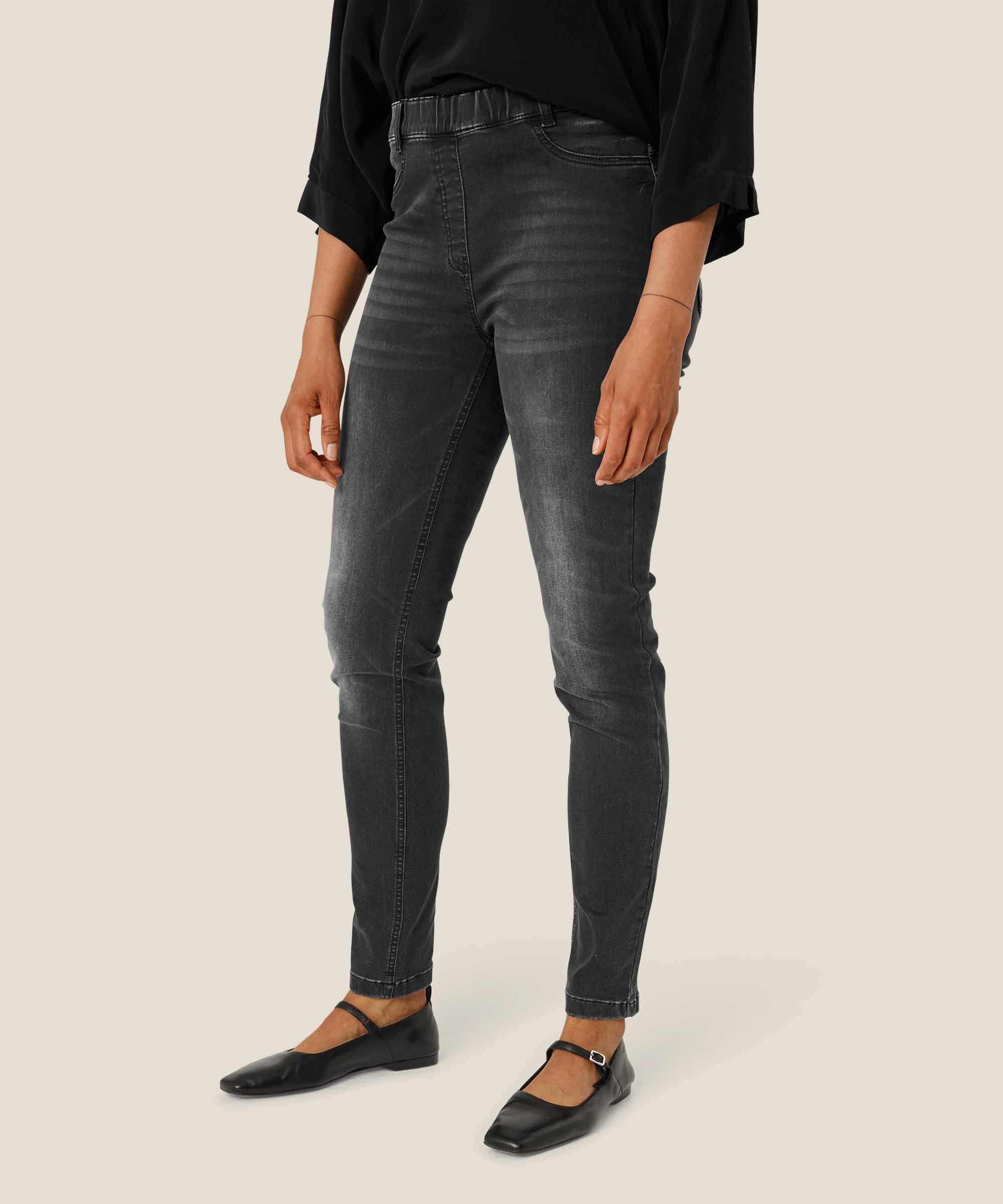 Papia Bukse, Black