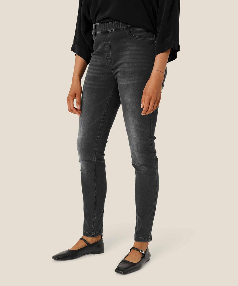 Papia Bukse, Black