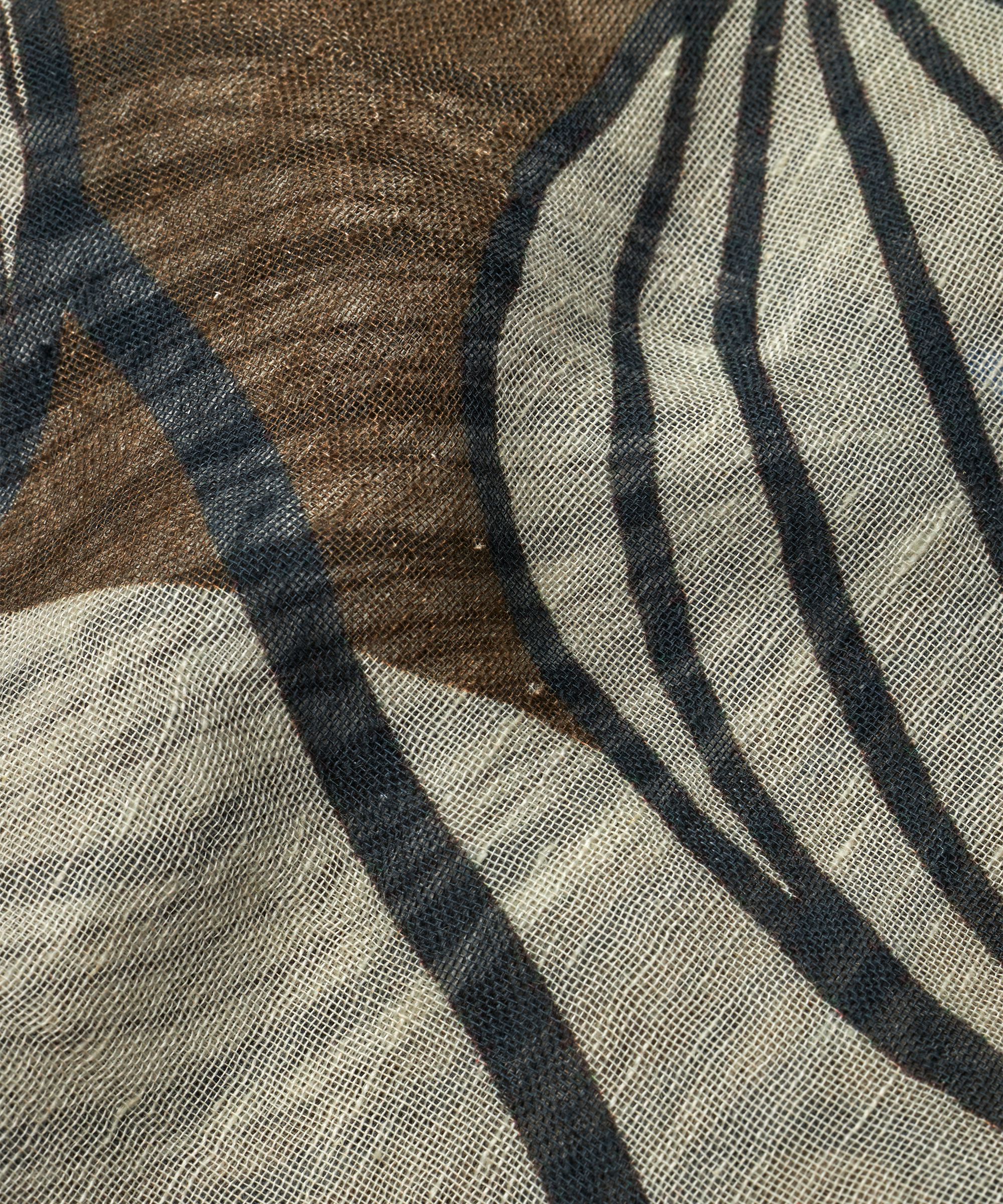 Alika Skjerf, Raffia