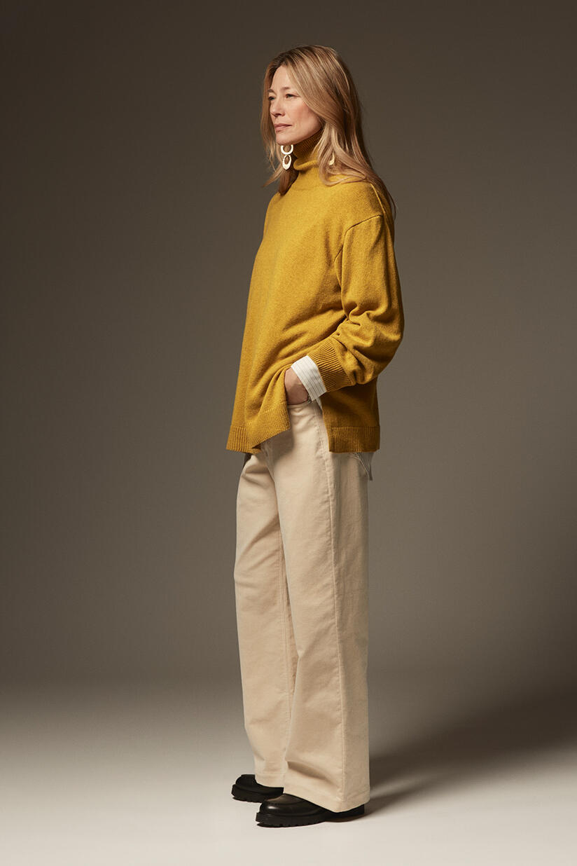 Faricka Strikkegenser - Golden Green, Imma Skjorte - White, Philine Bukser - Fog, Rumani øreringer - Gold