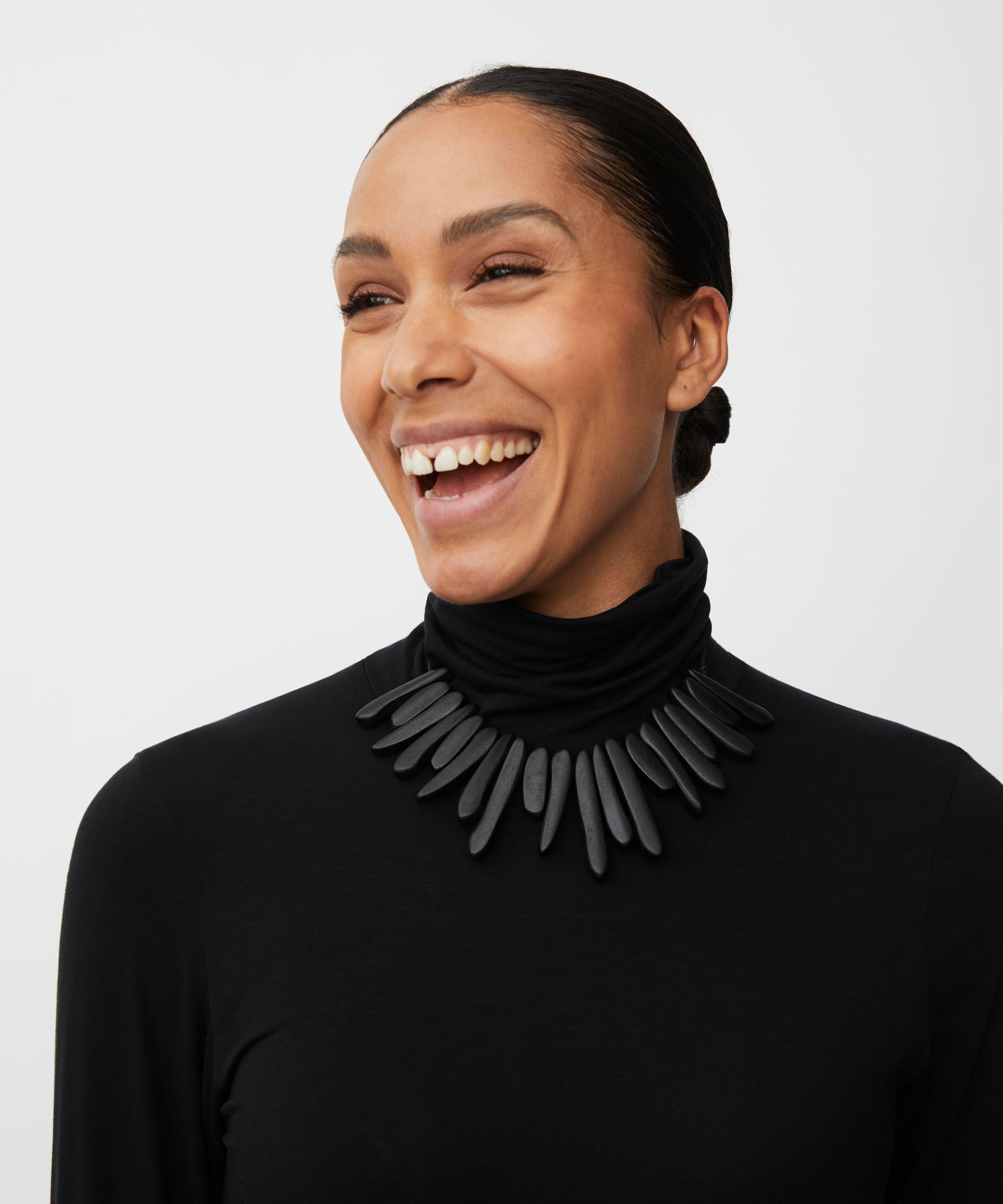 Rykka halskjede, Black