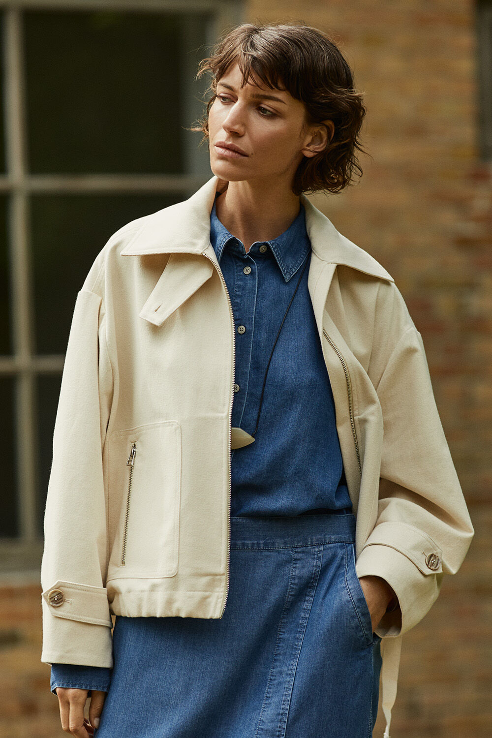 Trixion Denim Jakke - Oyster White, Ishana Skjorte - Washed denim, Selithia Denim Skj&oslash;rt - Washed denim, Raiomi Halskjede - Tobacco Brown