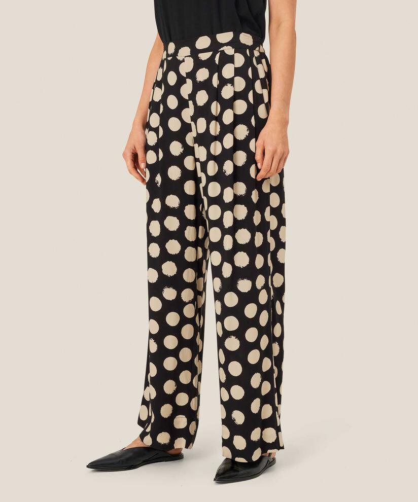 Patty Bukser, Black