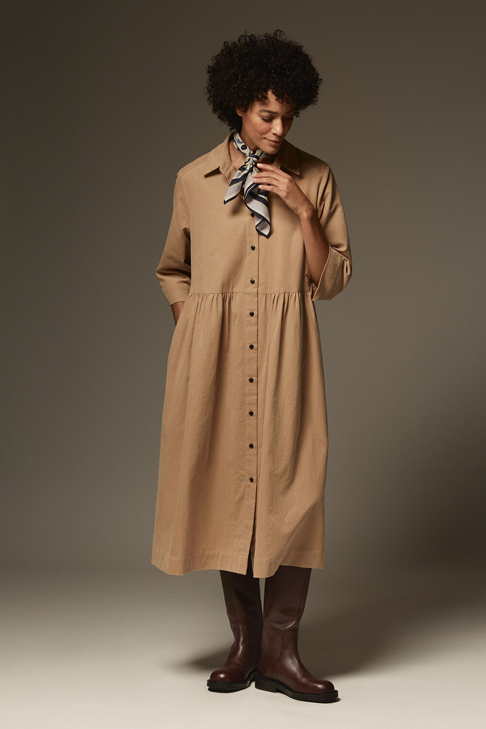 Nynisla Skjortekjole - Travertine, Alondro skjerf - Seagrass