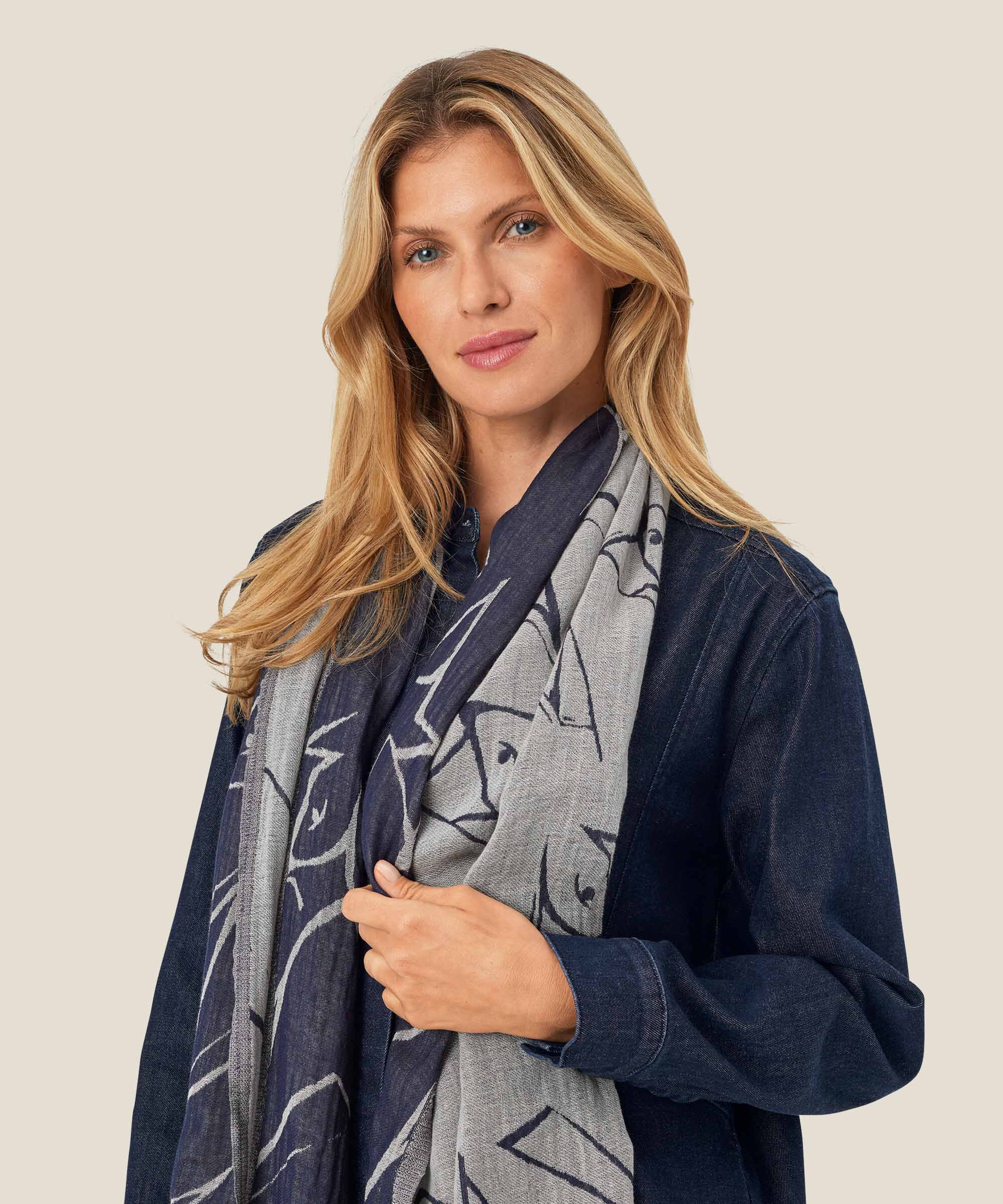 Astali Skjerf, Navy Blazer
