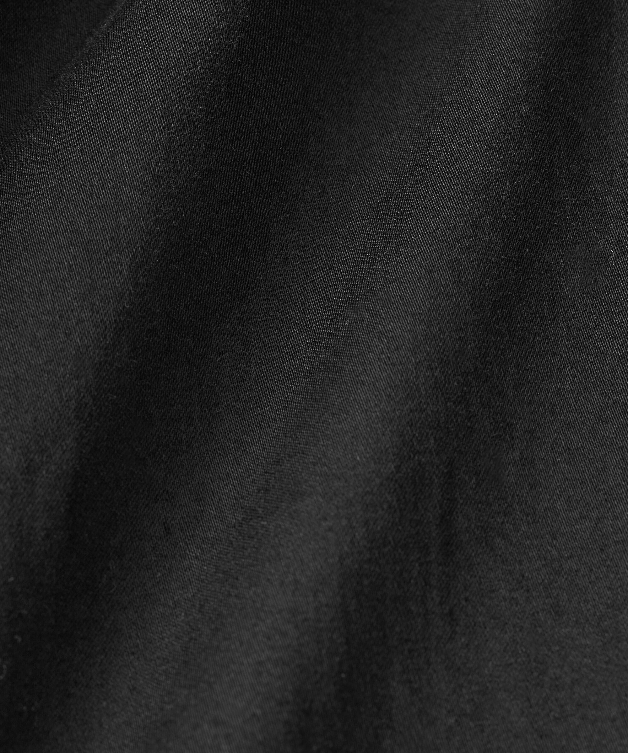 Paulisa Bukser, Black